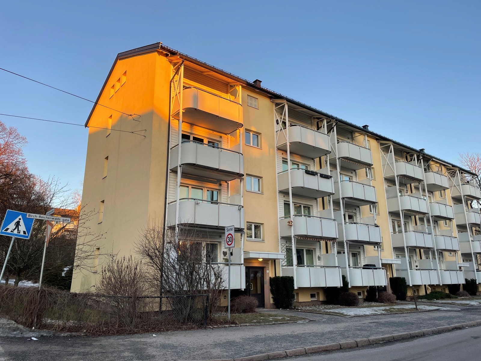 Proaktiv Eiendomsmegling - Trikken og flere busser går rett ned i gaten - enkelt å komme seg rundt Galleribilde