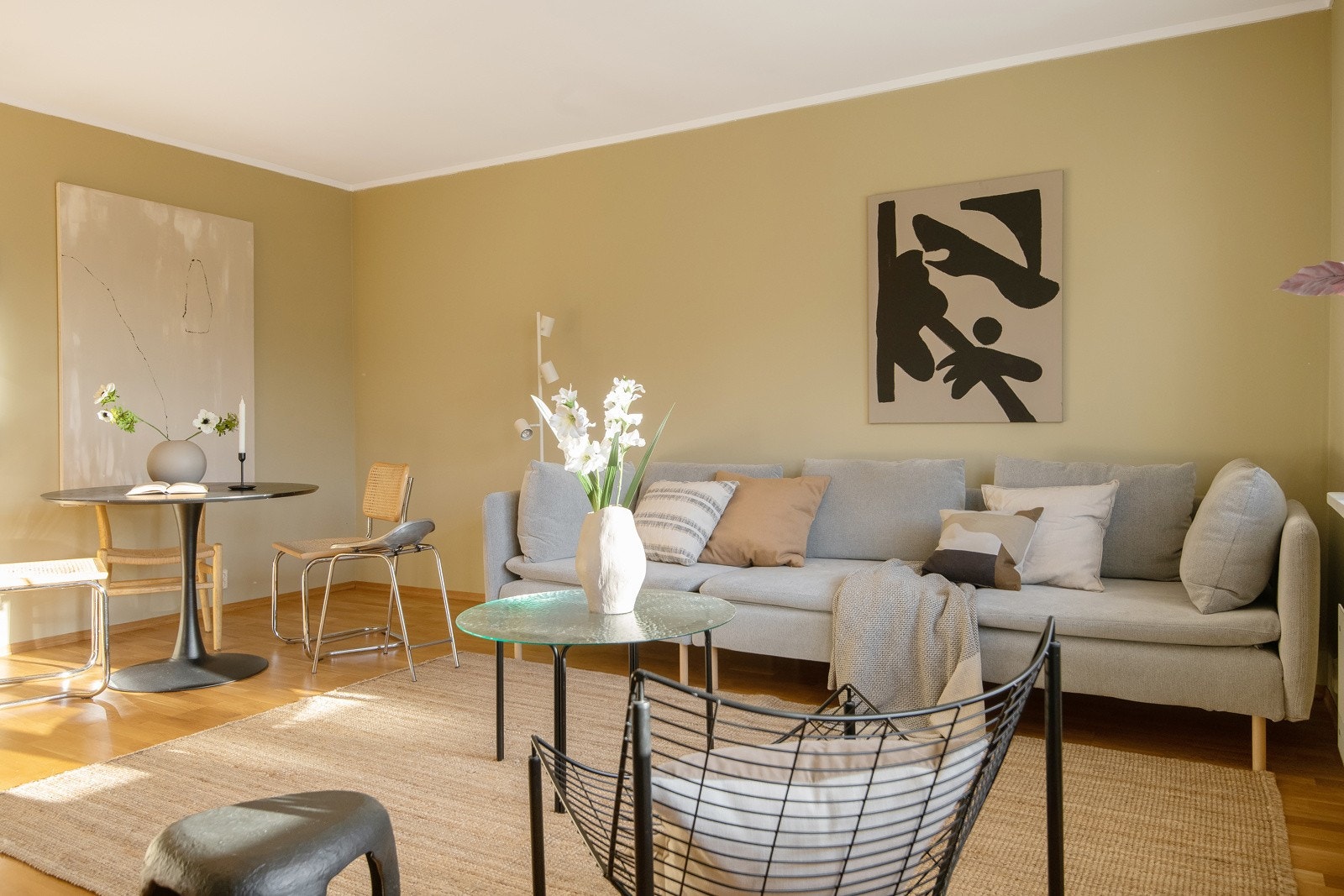 Proaktiv Eiendomsmegling - God plass til å innrede med stor sofagruppe og spisebord Galleribilde