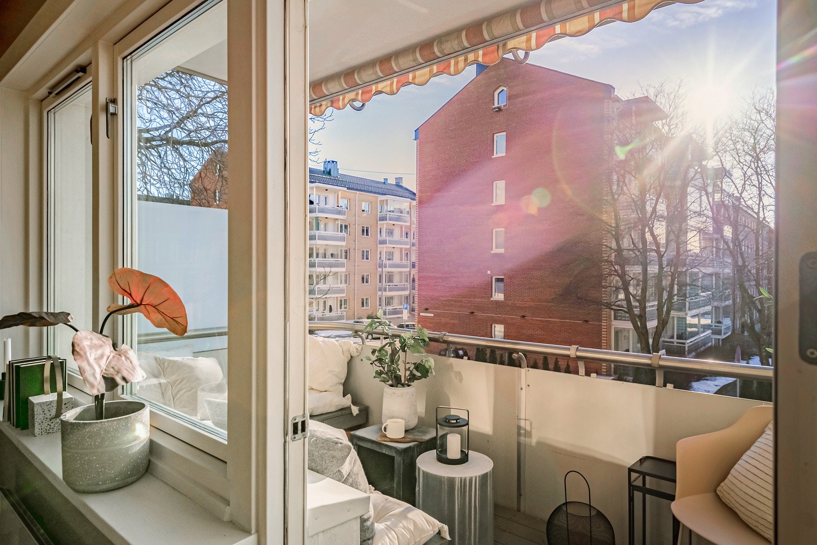 Proaktiv Eiendomsmegling - Store vindusflater som sikrer rikelig med naturlig lys Galleribilde