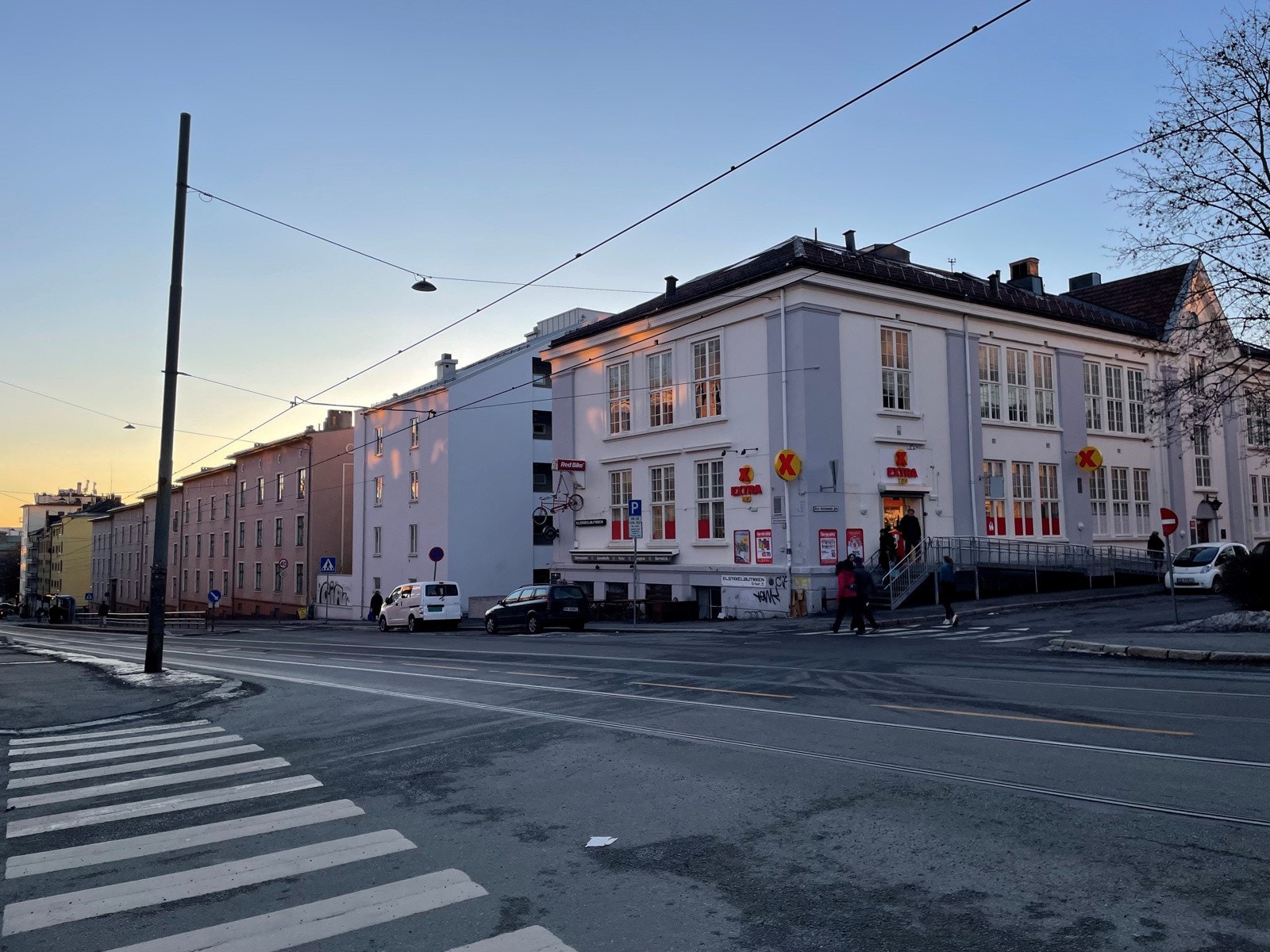 Proaktiv Eiendomsmegling - Nærmeste dagligvarebutikk ligger rett over gaten Galleribilde