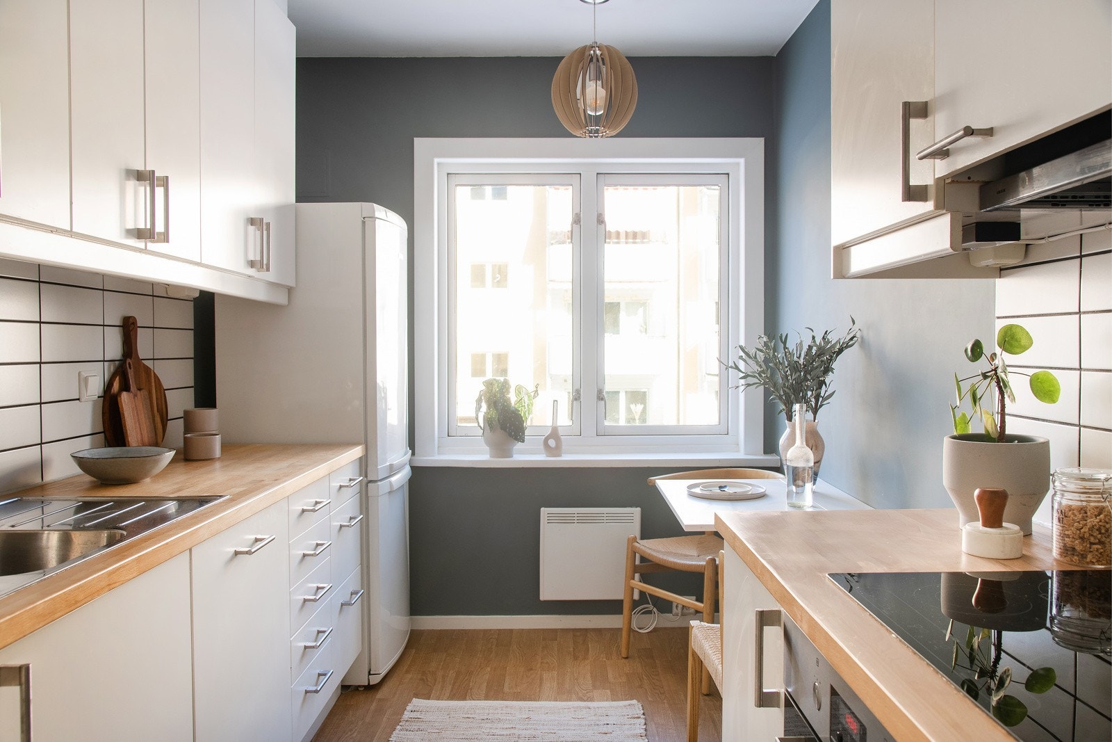 Proaktiv Eiendomsmegling - Tidløst IKEA kjøkken med god skap- og benkeplass Galleribilde