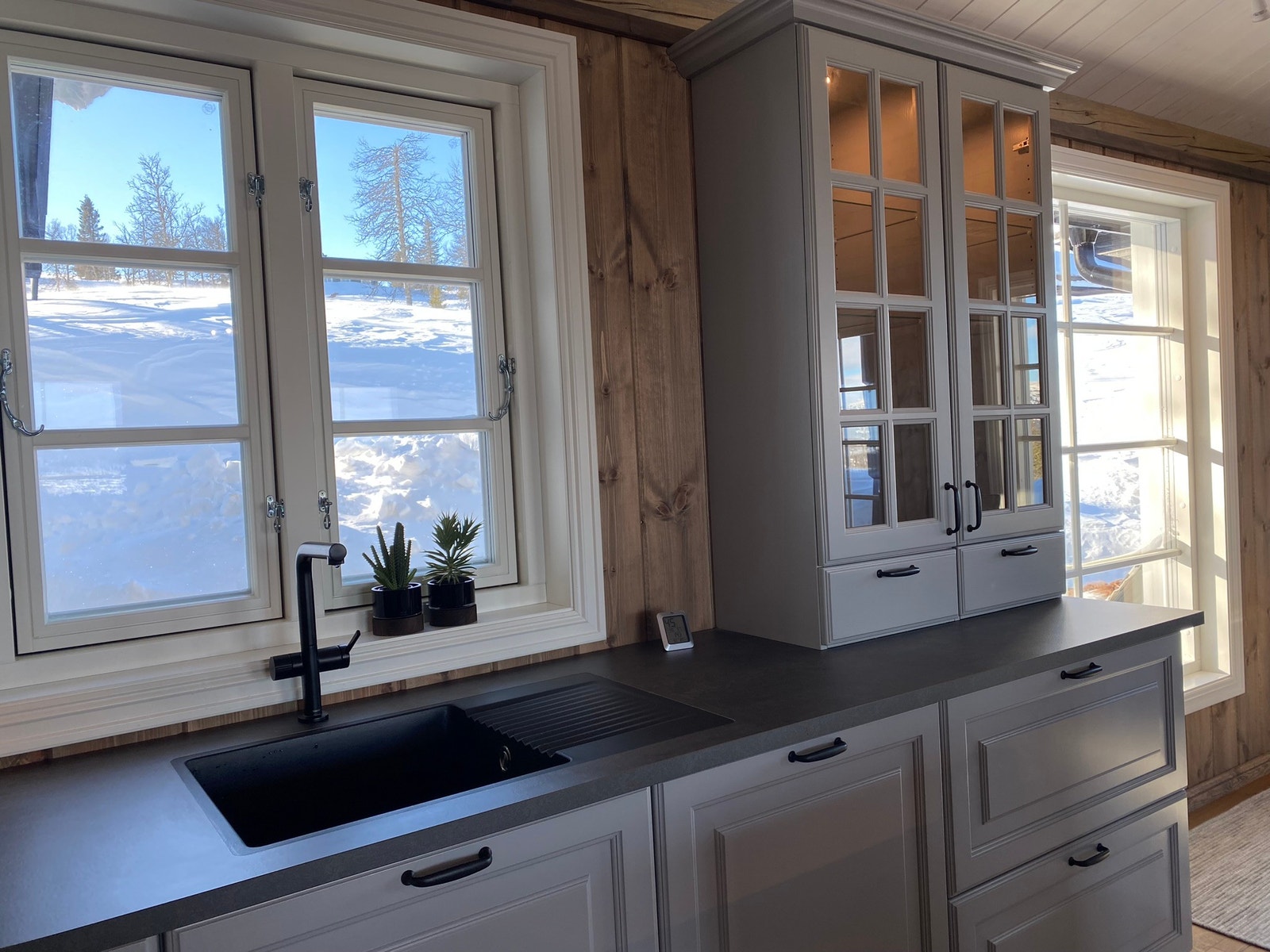 Praktisk oppvask-kum, integrert oppvaskmaskin nede til høyre for kum. Galleribilde