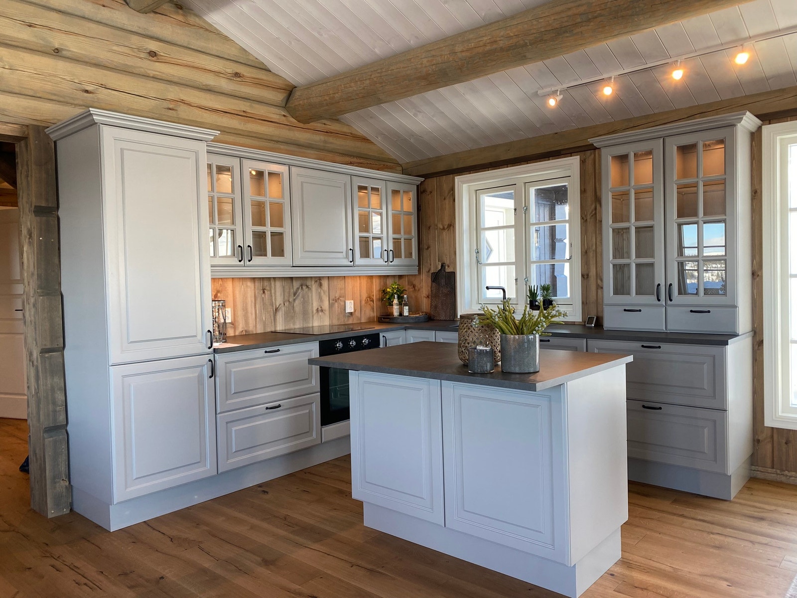 Kjøkken i heltre med integrerte hvitevarer. Galleribilde