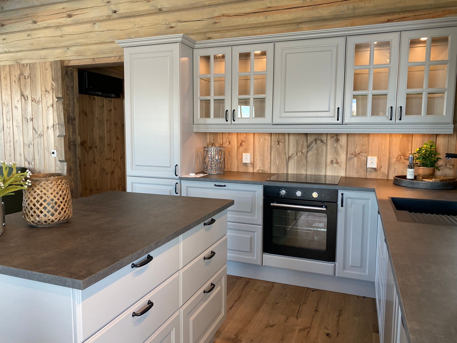 Kjøkken med øy med mye plass i skuffene, med innstikks-skuff øverst. Galleribilde