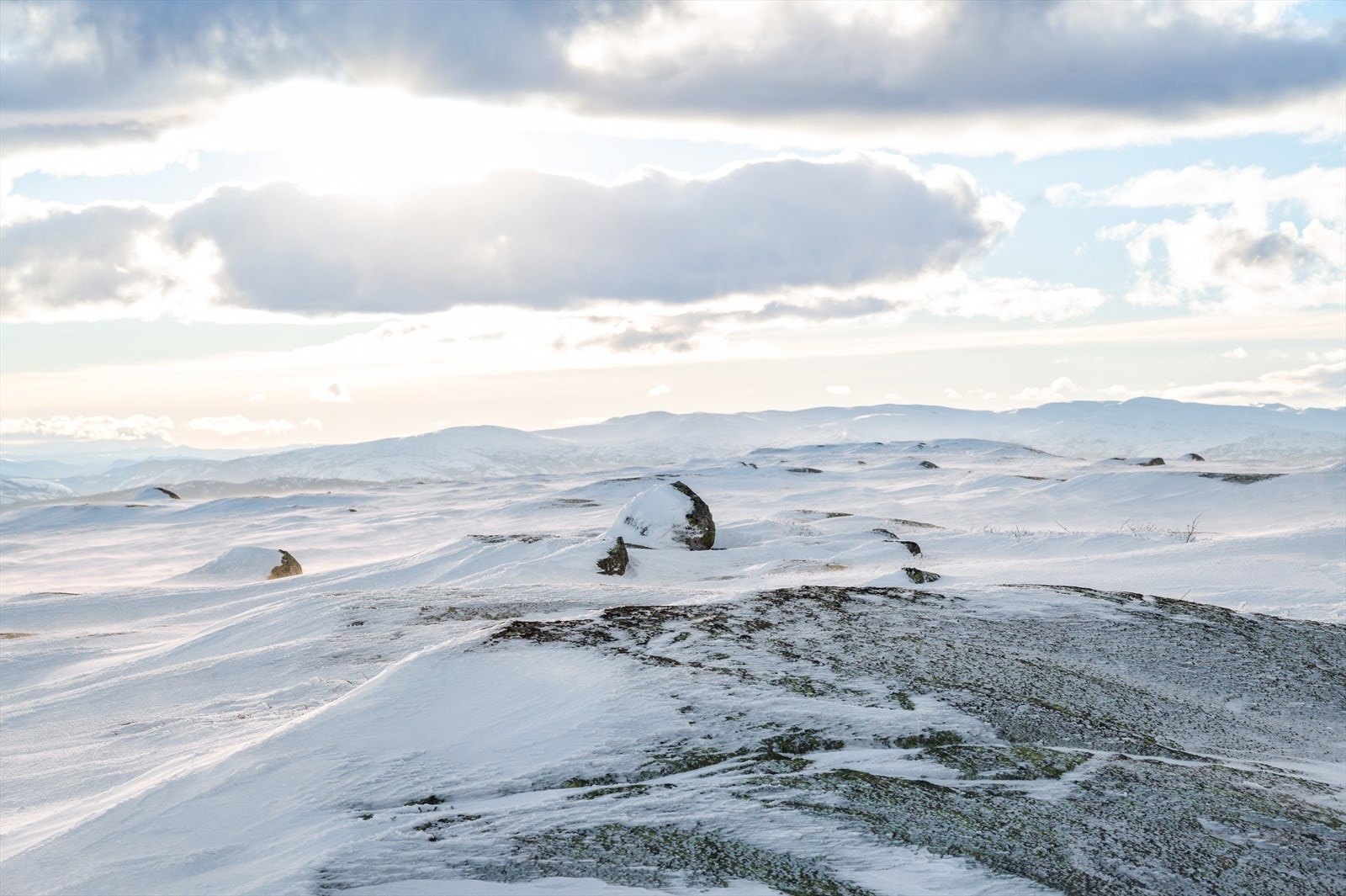 Snødekte fjelltopper i et spektakulært terreng Galleribilde