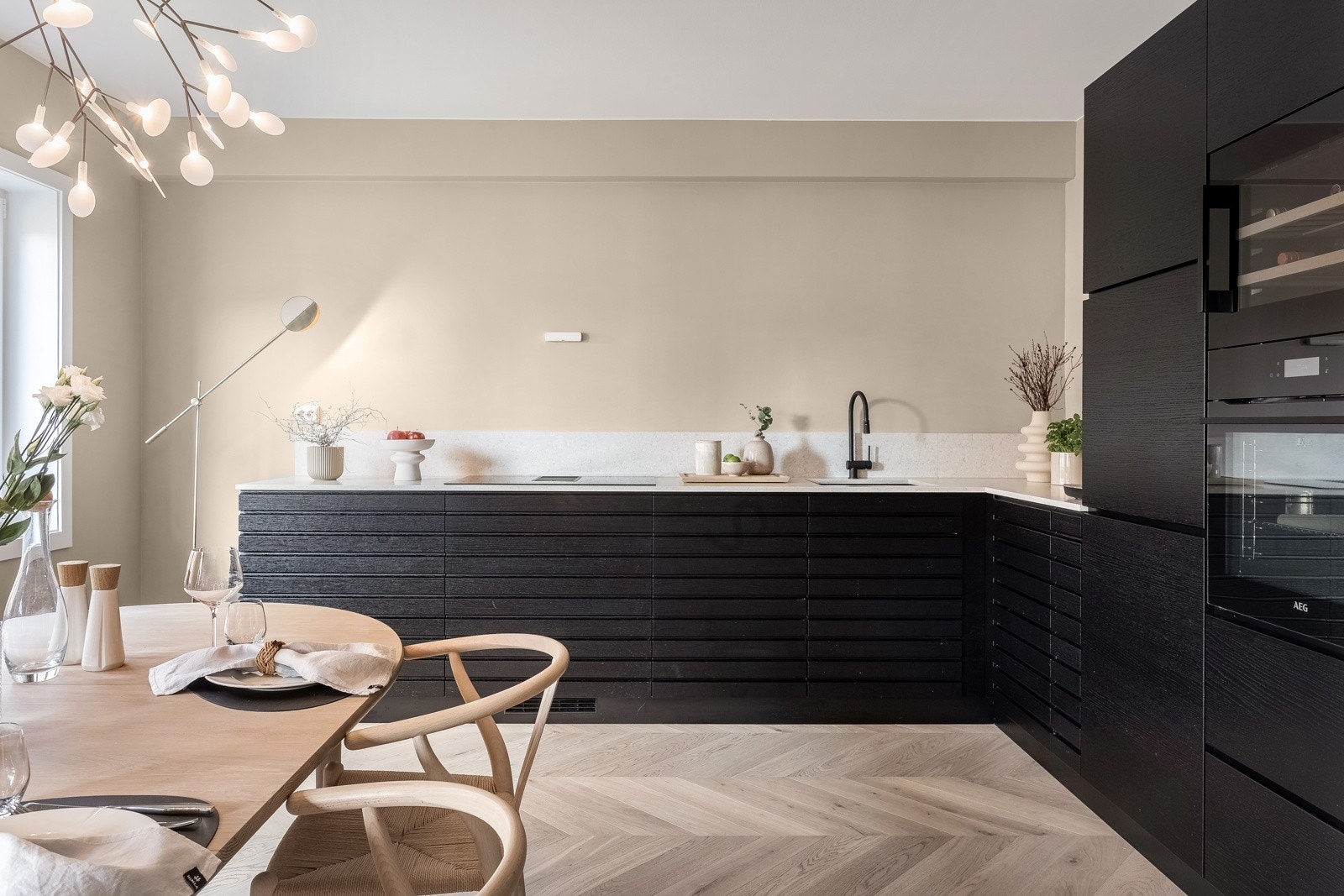 Boligens kjøkken fra 2021 er fra Kvik i sort eik og er utstyrt med kompositt benkeplate (Fusion white), utslagsvask med ett-greps blandebatteri, kjøkkenventilator og oppvaskmaskin. Galleribilde