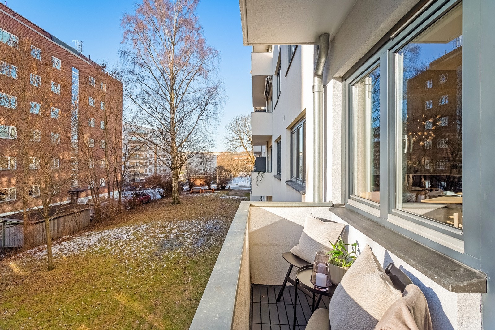 Fra stuen har man utgang til boligens balkong. Balkongen på 3 kvm er sydvestvendt og har gode solforhold. Galleribilde