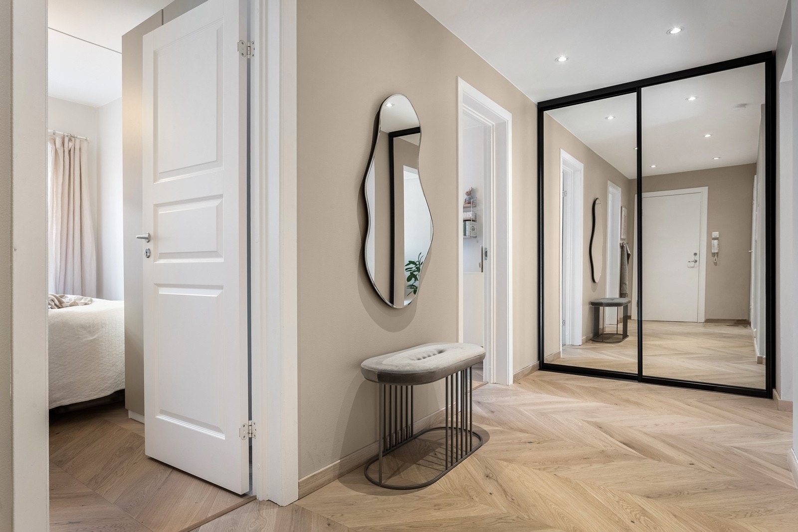 Boligens entré er malt i i Jotun Macchiato og gulv er lagt med flott hvitoljet eikeparkett med chevronmønster. Entréen har rikelig med oppbevaring i spesialbygget garderobeskap fra Kvik. Galleribilde