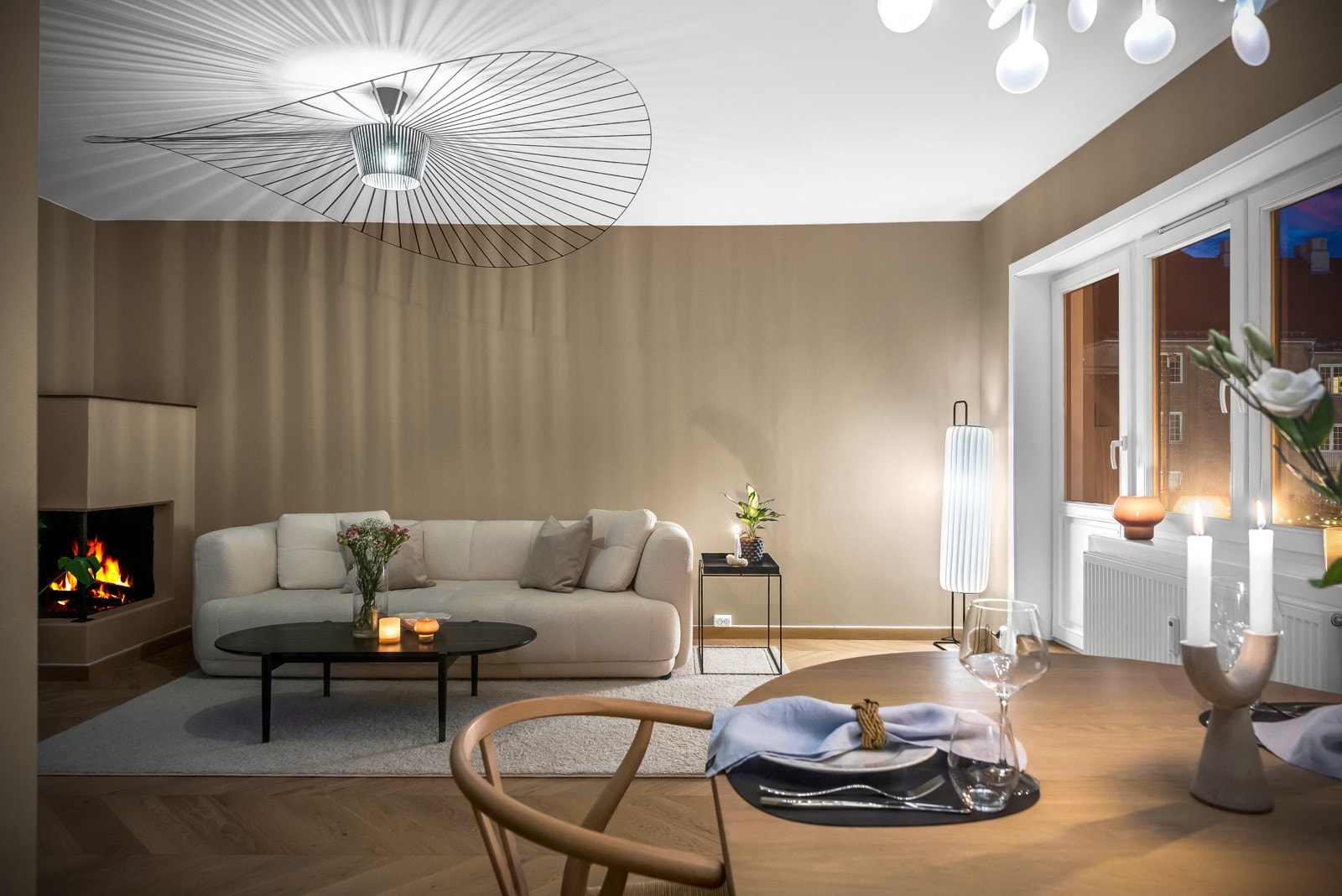 Stuen kan friste med rikelig med plass til stor sofa som tilhørende møblement. Galleribilde