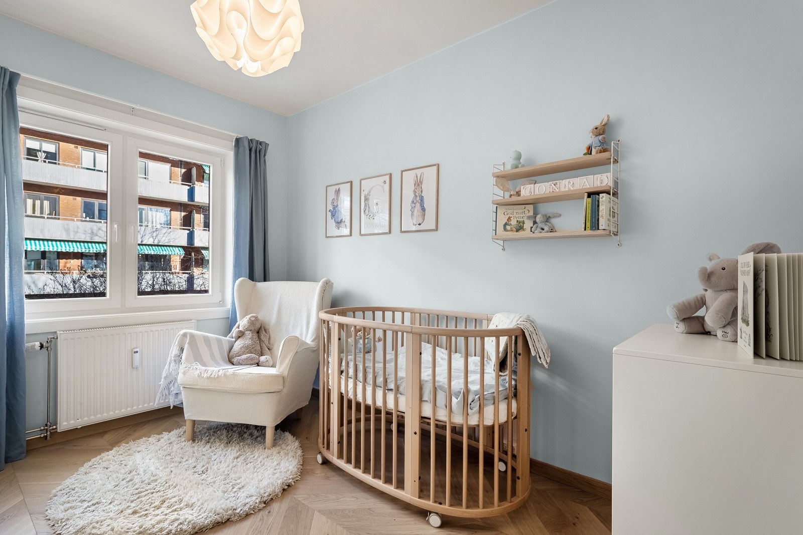 Boligens andre soverom egner seg godt som gjesterom, barnerom eller kontor. Rommet er pt. innredet med liten seng, kommode og stort garderobeskap. Galleribilde