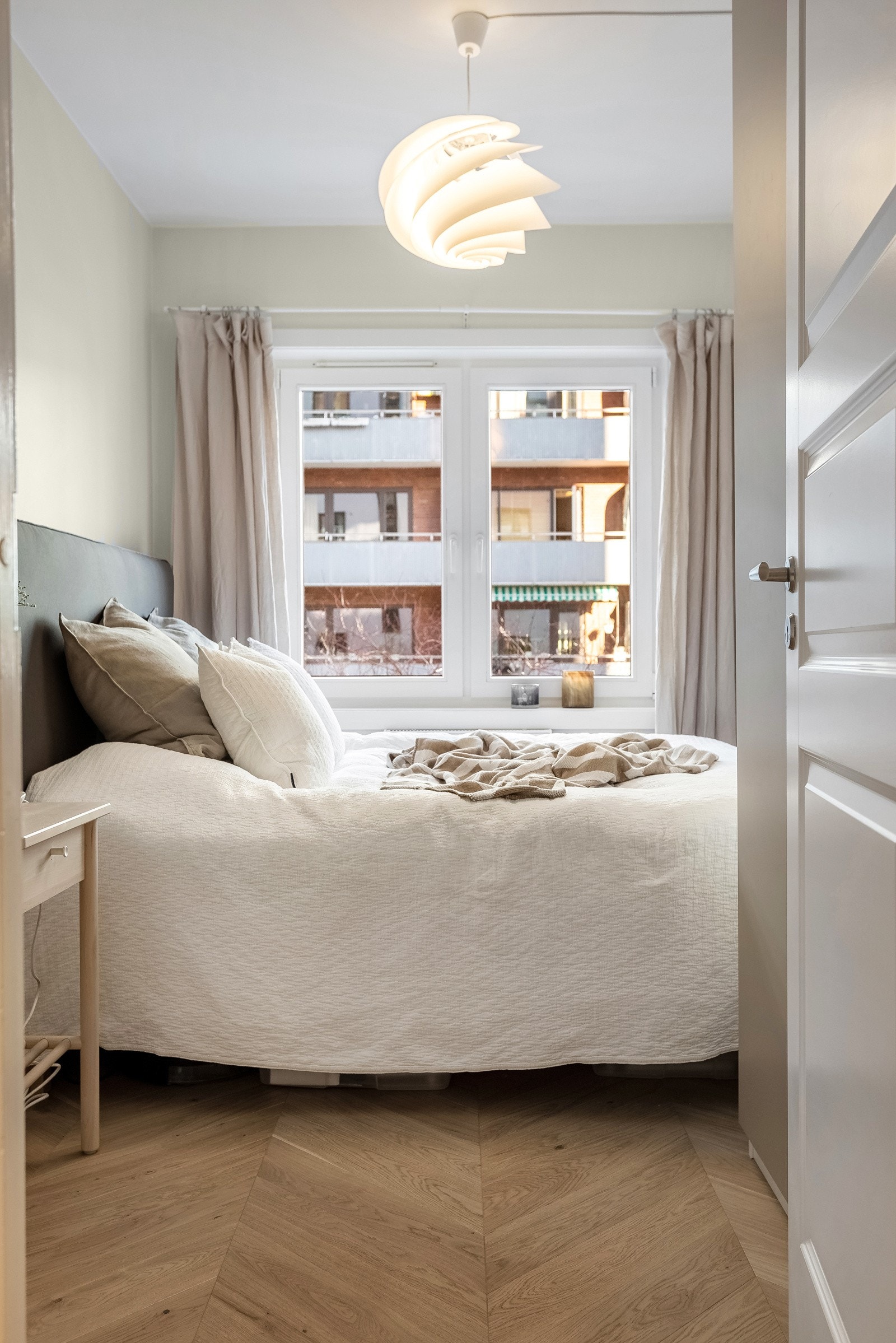 Hovedsoverommet er innredet med stor dobbeltseng, nattbord og stort garderobeskap. Galleribilde