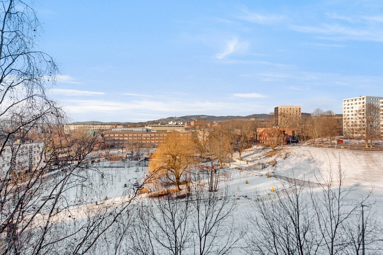 Boligen ligger fint til mellom Marienlyst og Majorstuen. Her finnes et rikt utvalg av rekreasjonsområder i umiddelbar nærhet. Galleribilde