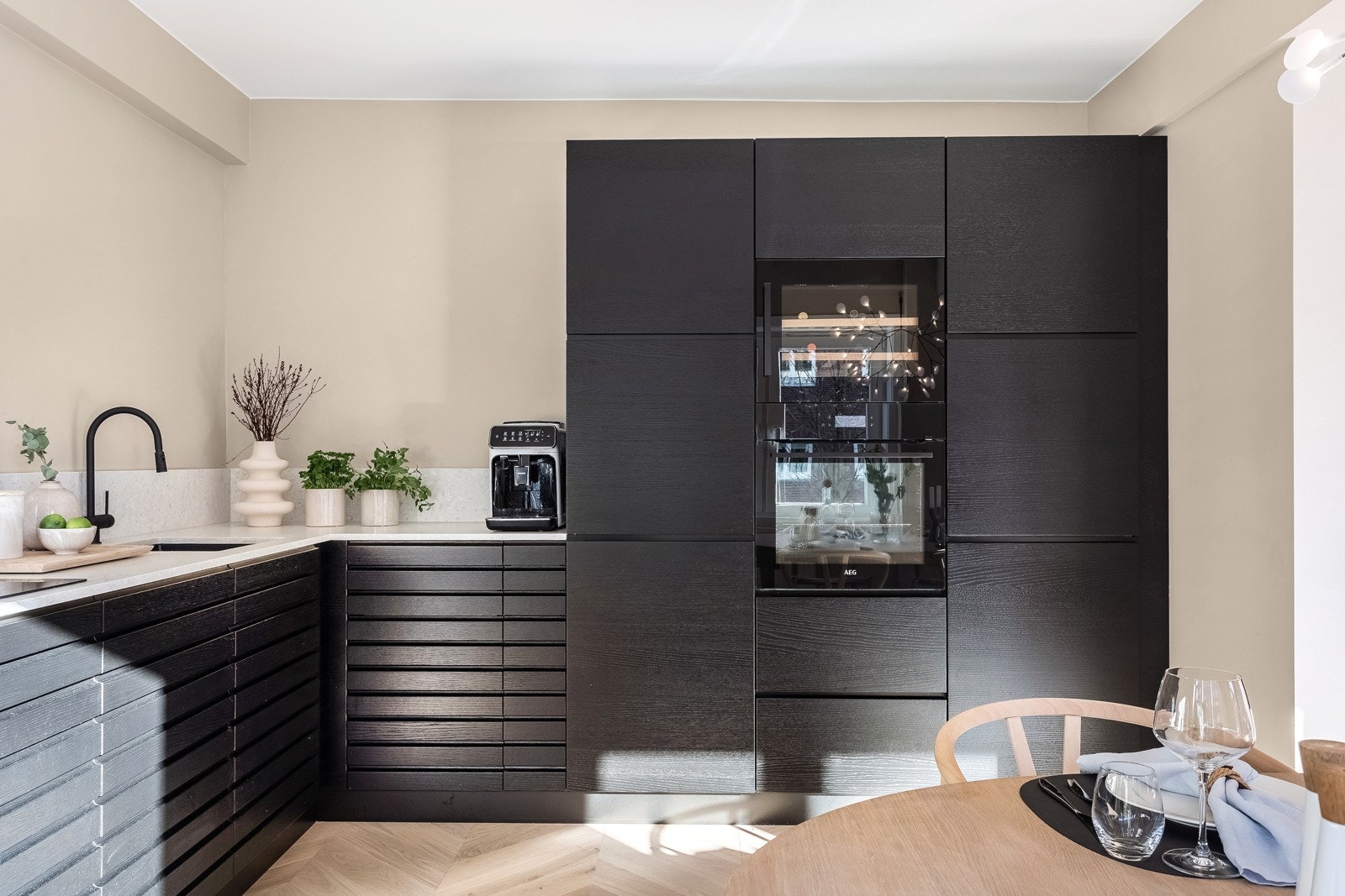 Integrerte hvitevarer som stekeovn, induksjon platetopp med integrert kullfiltervifte, oppvaskmaskin, kjøl/frys og vinskap. Arbeider utført av El-Boss AS og Kvik. Galleribilde