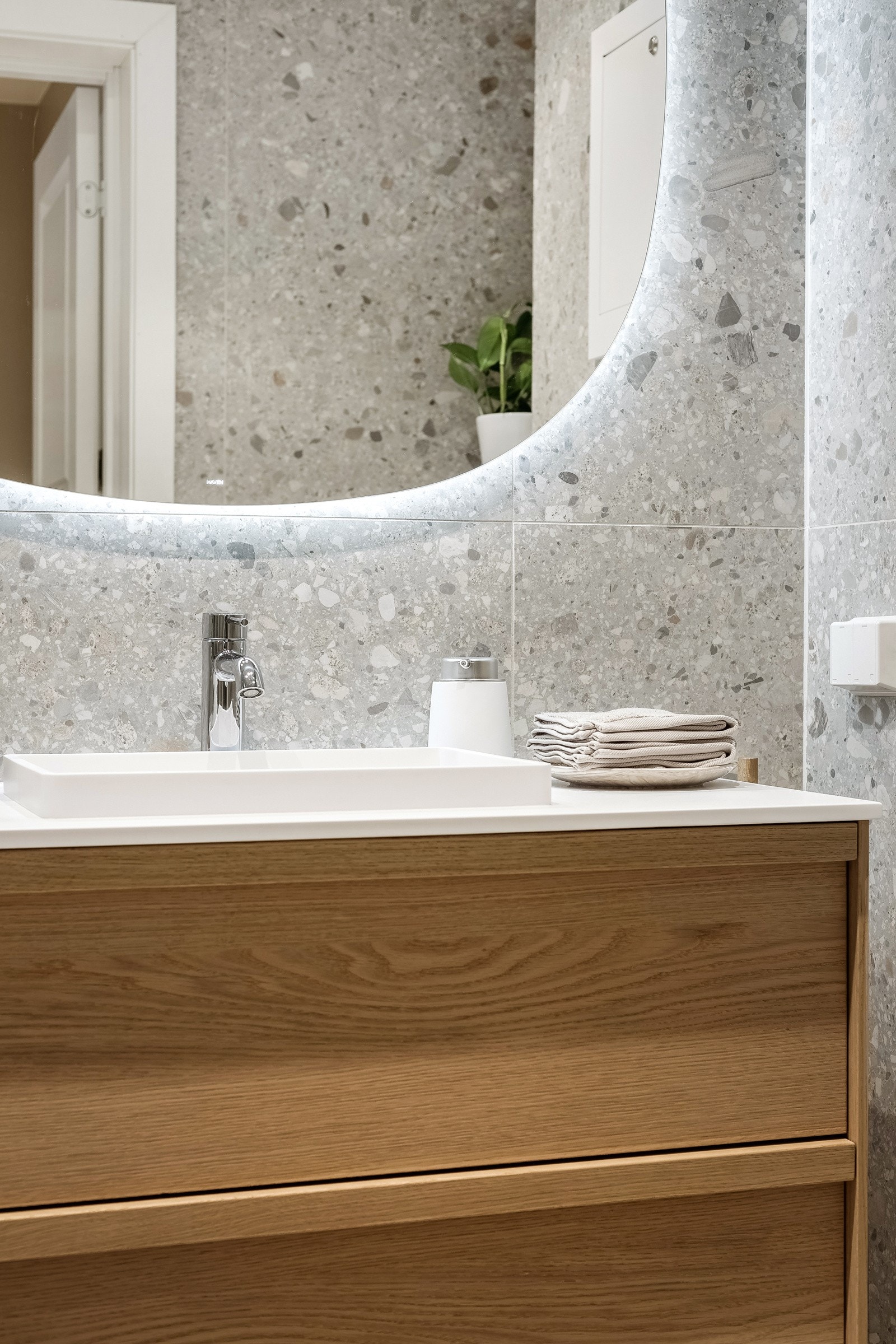 Nytt dusjsystem og blandebatteri til vask fra Grohe. På badet er det opplegg for vaskemaskin. Arbeidene ble utført av ND Bygg AS, Bondi VVS AS, Bad og Membran AS, Blå Ledning AS. Galleribilde