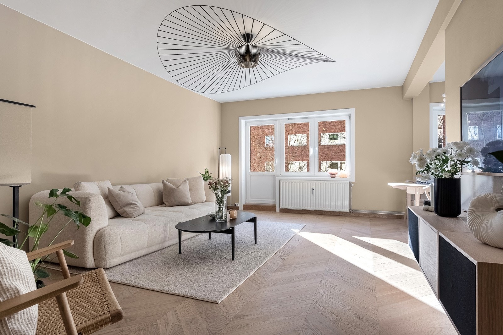 Gå videre inn og du kommer inn til den delvis åpne kjøkken/stueløsningen. Galleribilde