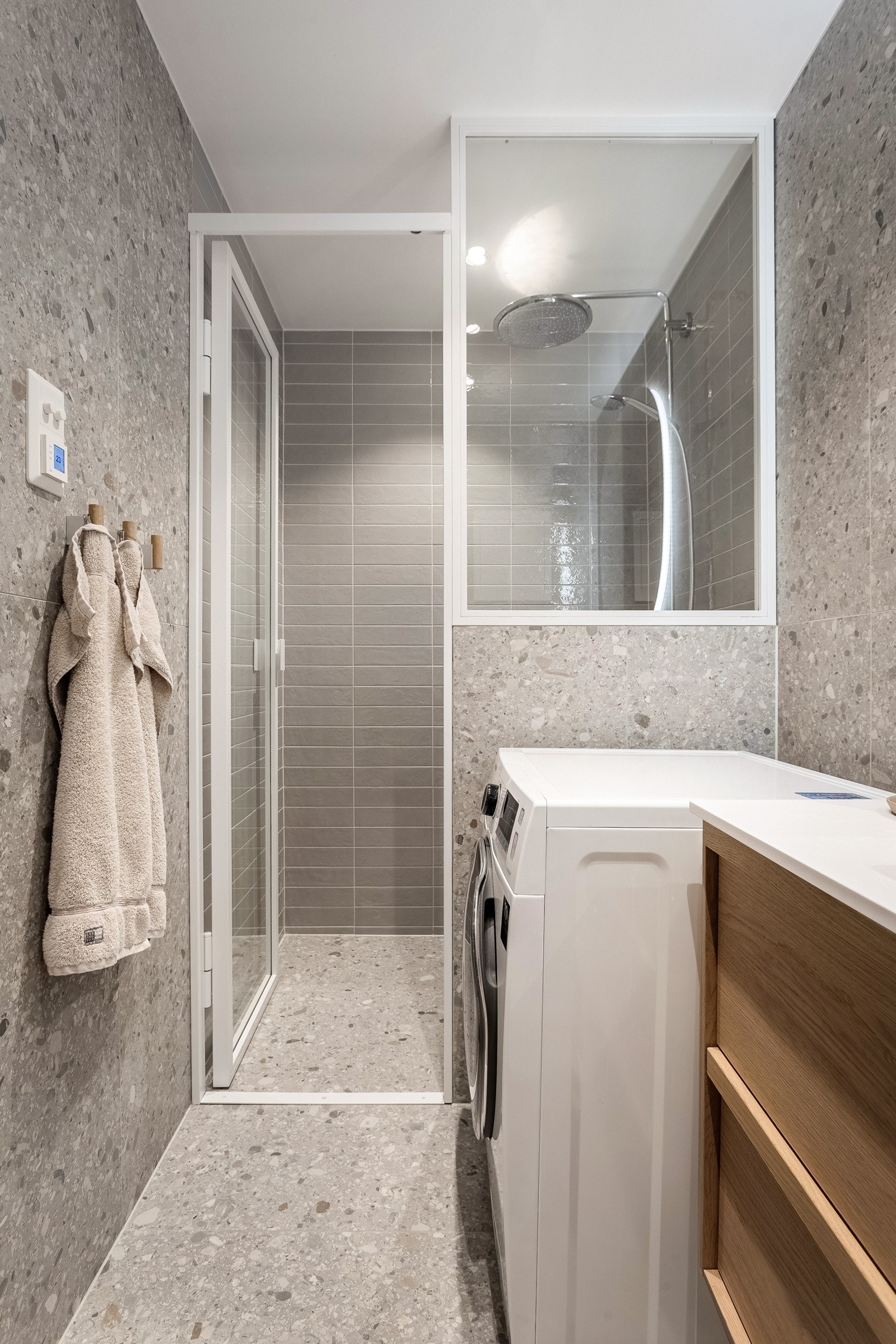 Badet er utstyrt med baderomsinnredning i finert utførelse med servant og servantskap fra Haven og ett-greps blandebatteri, speil, lys, dusjhjørne med spesialtilpasset glassvegg samt flislagt halvvegg til dusj med nisje til shampo og såper. Galleribilde