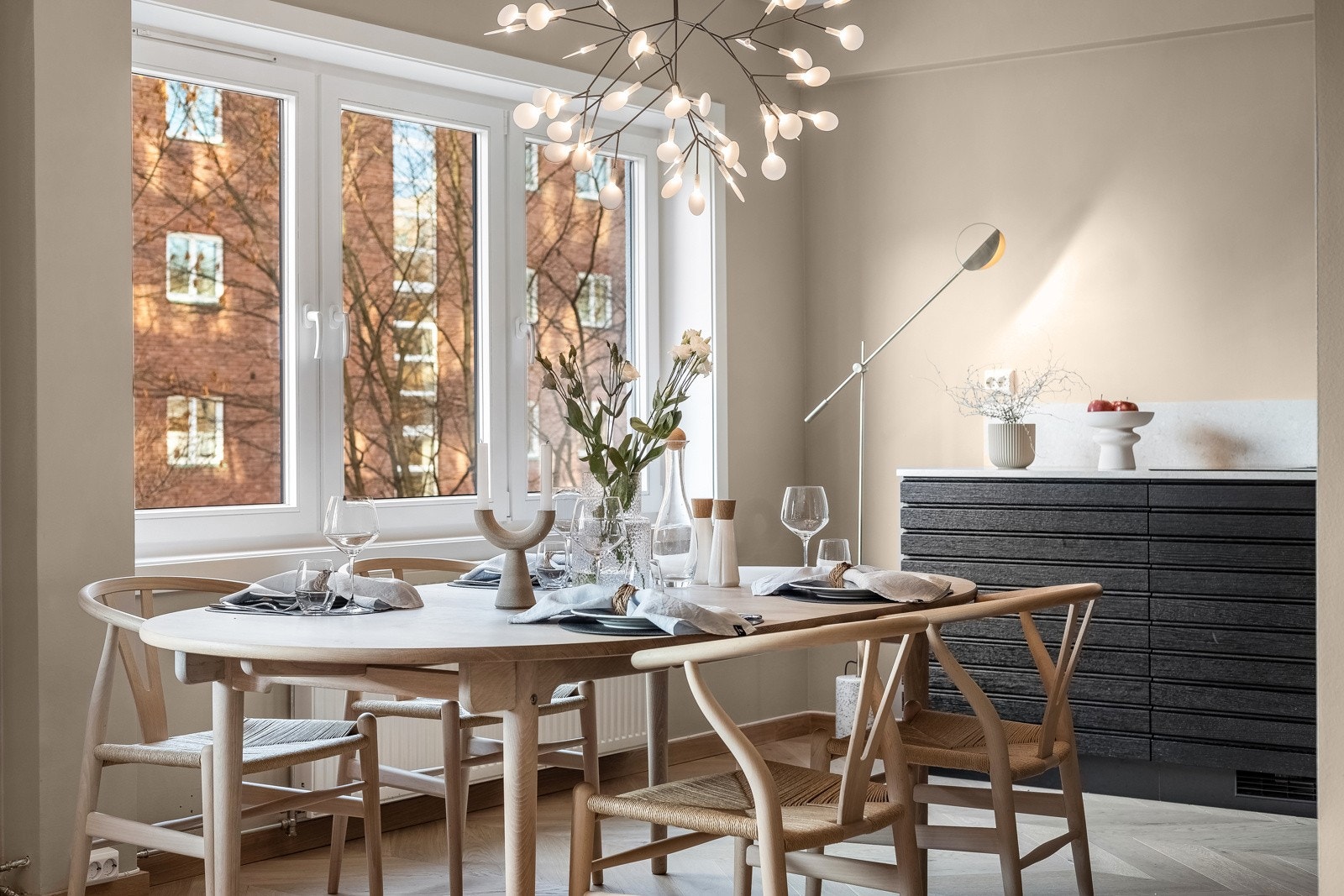 Mellom kjøkken og stue har man plass til stort spisebord der man kan invitere venner og familie. Galleribilde