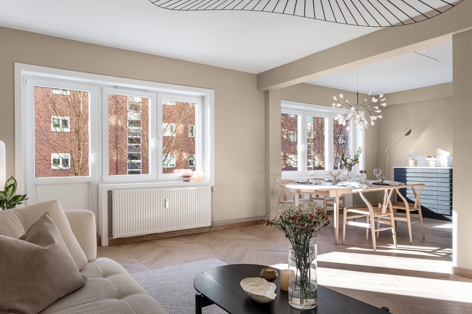 Det første du legger merke til er de delikate fargene som pryder stueveggene samt rekken med vinduer som slipper inn rikelig med naturlig lys. Galleribilde