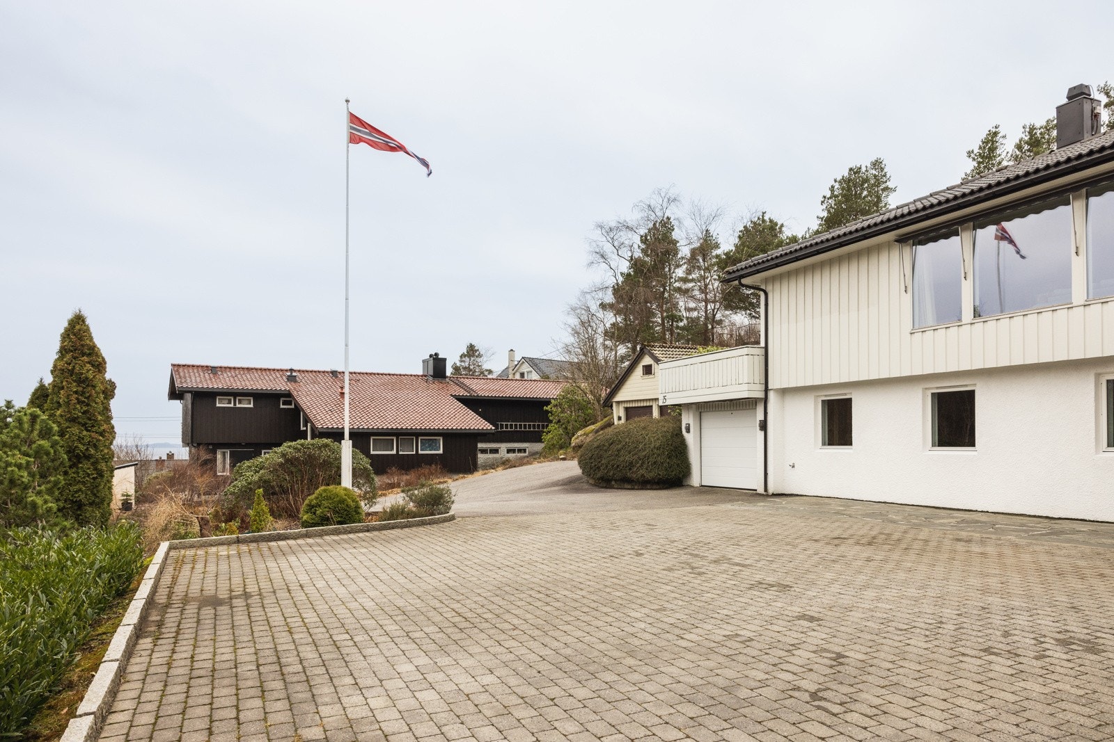 Stor platting som kan brukes til ekstra parkeringsplasser. Galleribilde