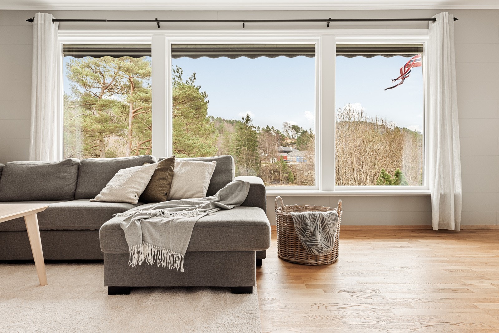 Stuen domineres av store vindusflater som slipper inn rikelig med naturlig lys. Galleribilde