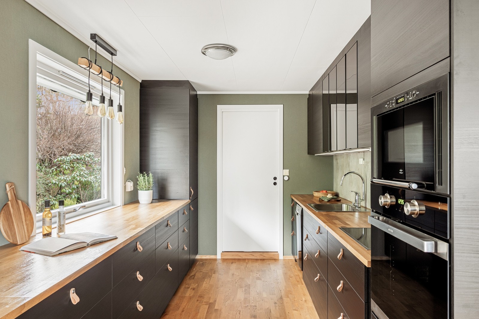 Mellom overskap og underskap er det lagt kitchenboard veggplater. Galleribilde