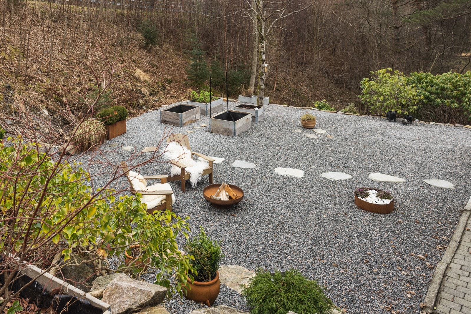 Flott opparbeidet uteareal på baksiden av boligen Galleribilde