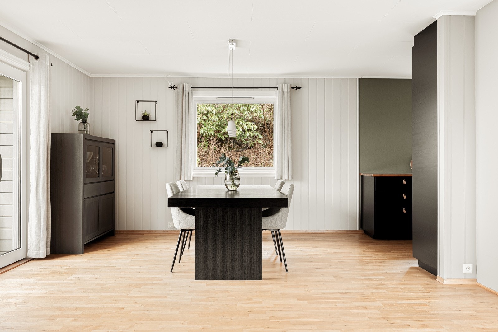 Du har god plass til en spisegruppe mellom stue og kjøkken Galleribilde