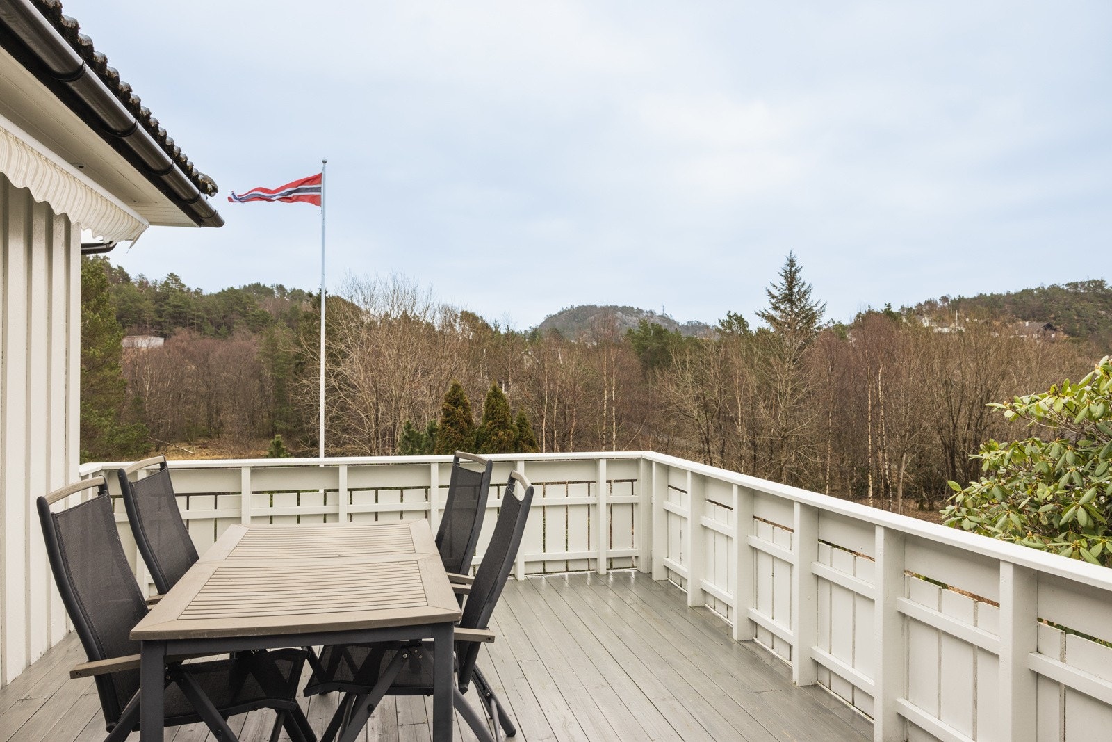 Stor uteplass med gode solforhold! Her har du plass til hele familien. Galleribilde