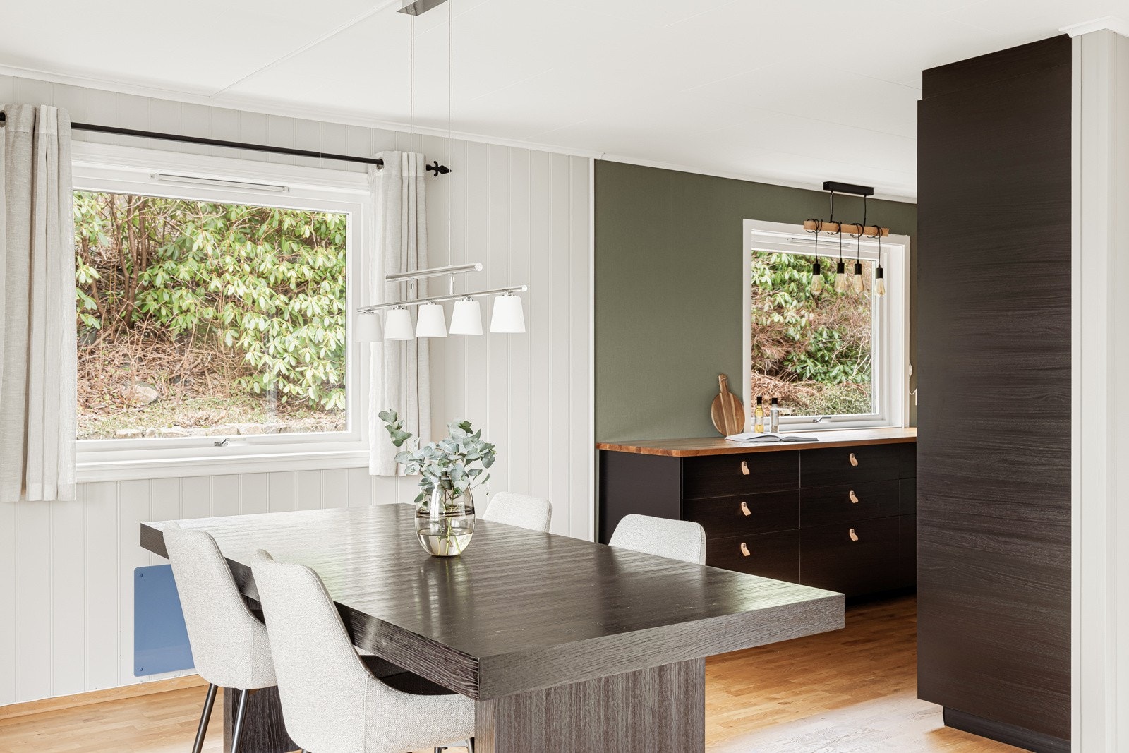 Det har moderne glatte overflater i sort farge. Galleribilde