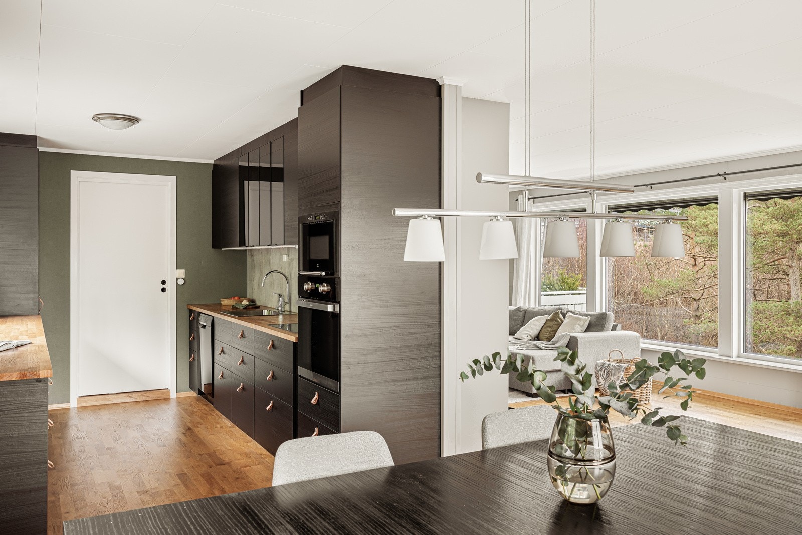 Benkeplaten er av heltre, vaskekummen av stål. Galleribilde