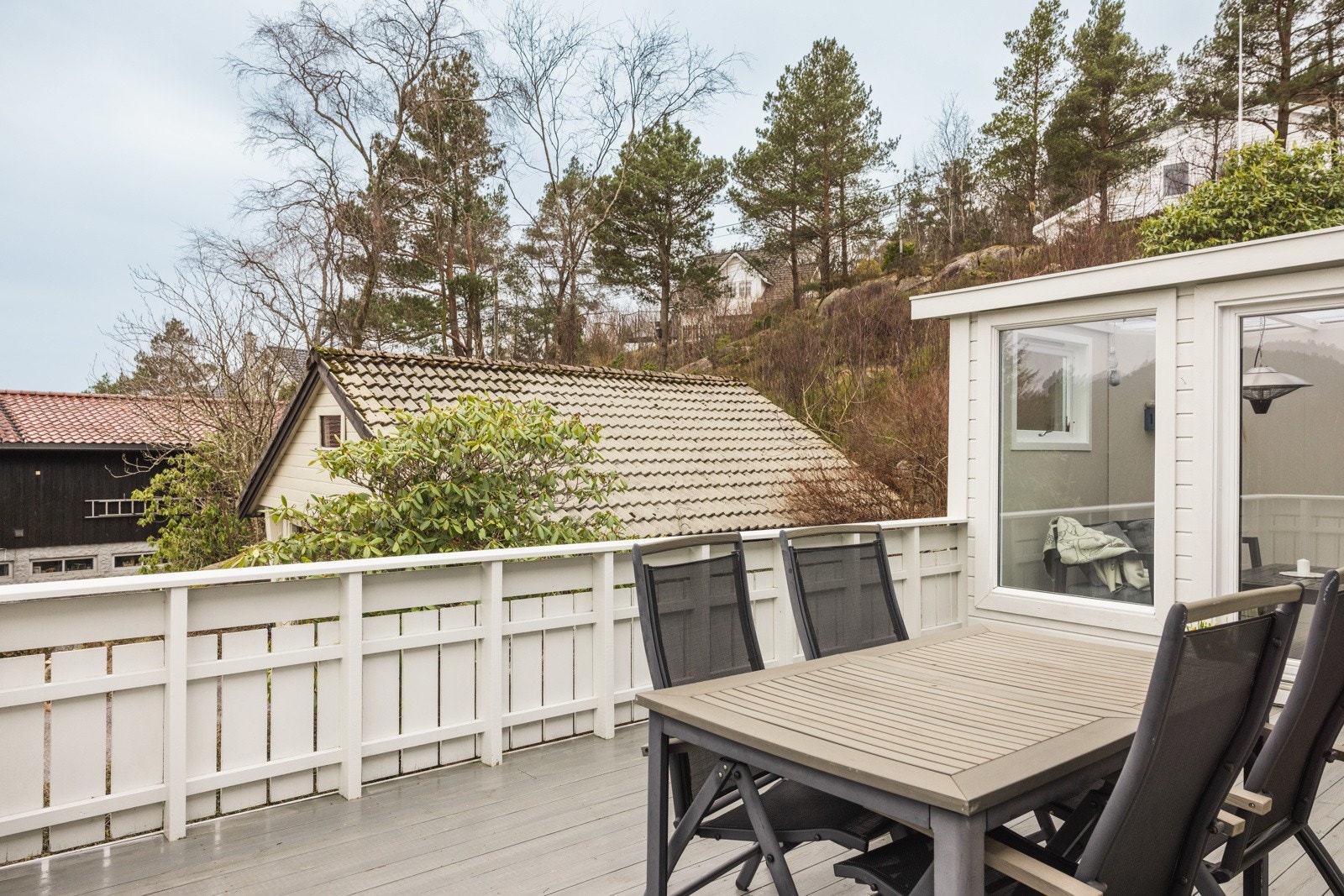 Her sitter man usjenert til på solsiden Galleribilde