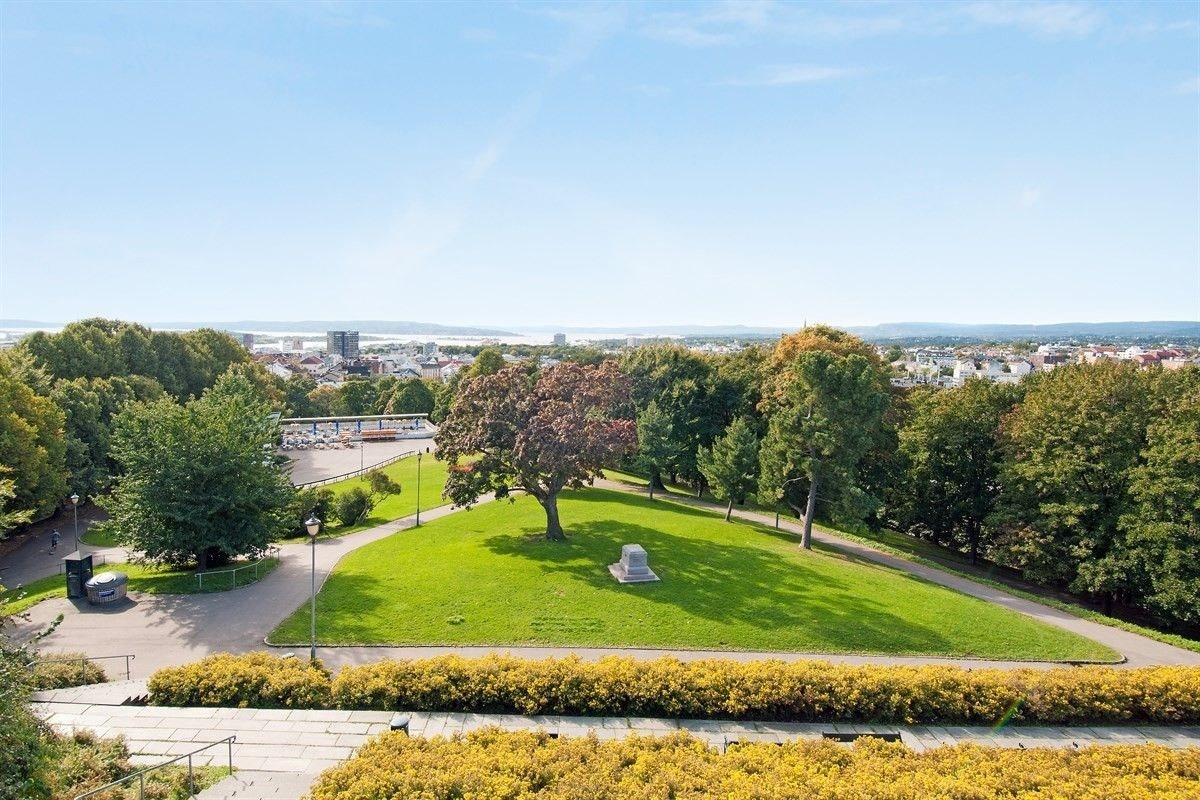 Idylliske og frodige St. Hanshaugen park har nydelig fjordutsikt, gratis tuftepark, Oslos eldste uteservering og hyggelige gangstier. Galleribilde