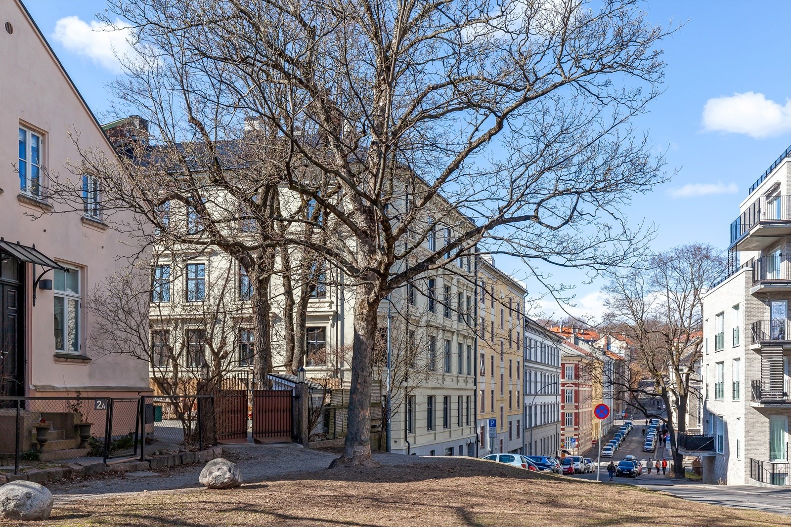 Dette er et meget trafikkstille og veletablert boligområde, hovedsakelig bestående av klassiske bygårder Galleribilde