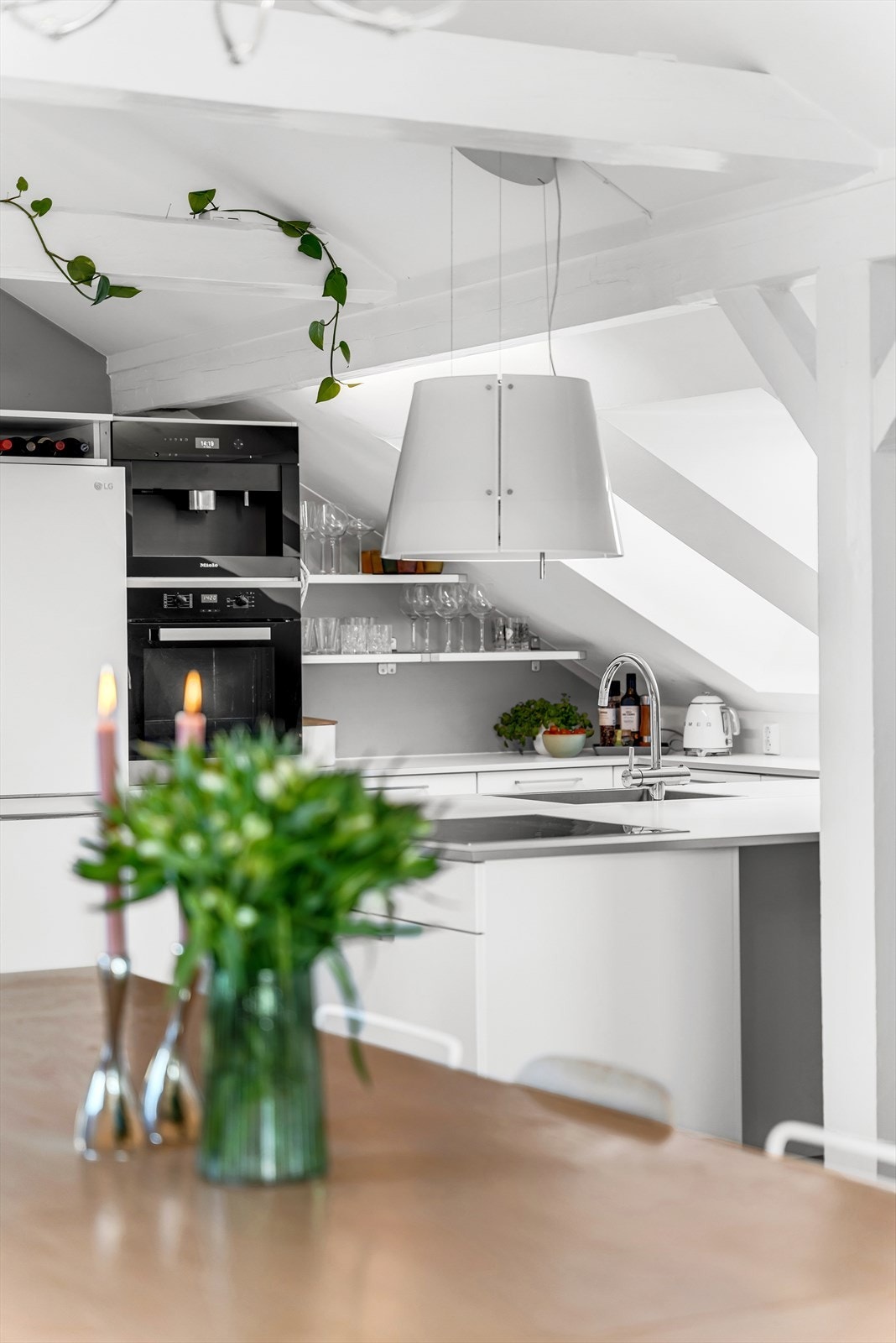 JKE Design kjøkkeninnredning med glatte fronter og laminat benkeplate Galleribilde