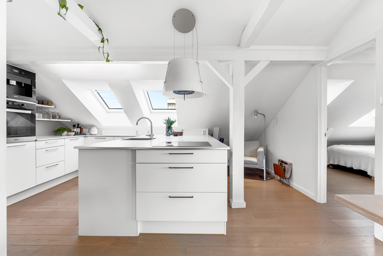 Kjøkkenet er tidsriktig og innholdsrikt innredet, med integrerte hvitevarer som: induksjonstopp, stekeovn, kaffemaskin og oppvaskmaskin Galleribilde