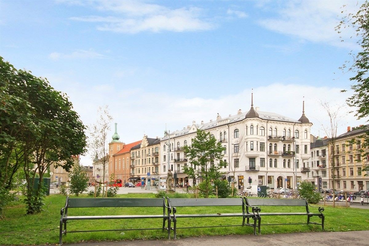 Koselige kafeer, restauranter og nisjebutikker som italienske Arte Pazza, fransk inspirerte Pascal, Java, Smalhans, Tranen, Gutta på Haugen, sykkelcafe´n Roleur, Blomst av Hansen, Kolonialen, Colonel Mustard, Baker Hansen og Røtter. Galleribilde