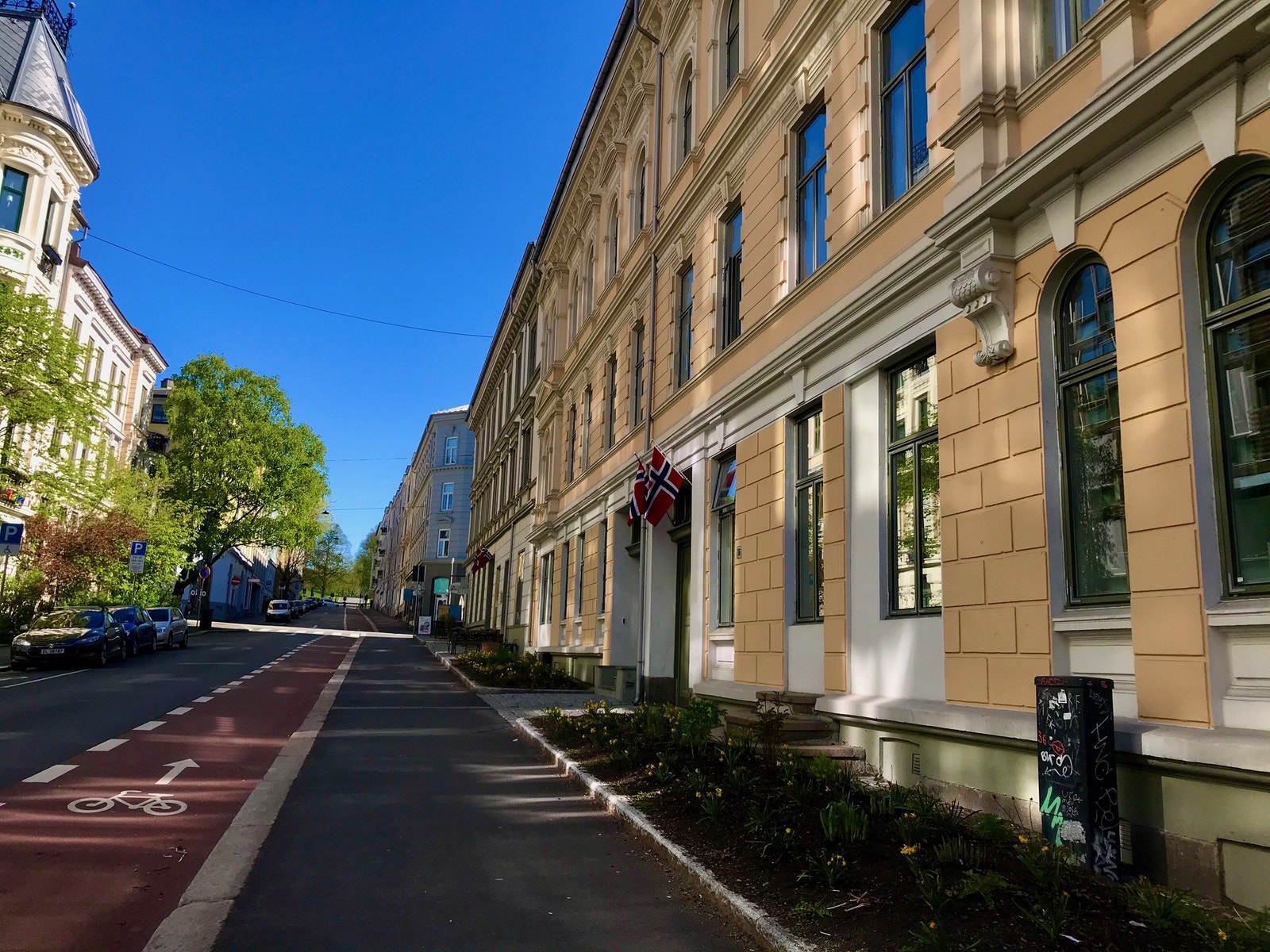 Huitfeldsgate med utsikt til Slottet som ligger rett oppe i bakken
Huitfeldsgate with a view against the Royal Palace which is right on to of the street Galleribilde
