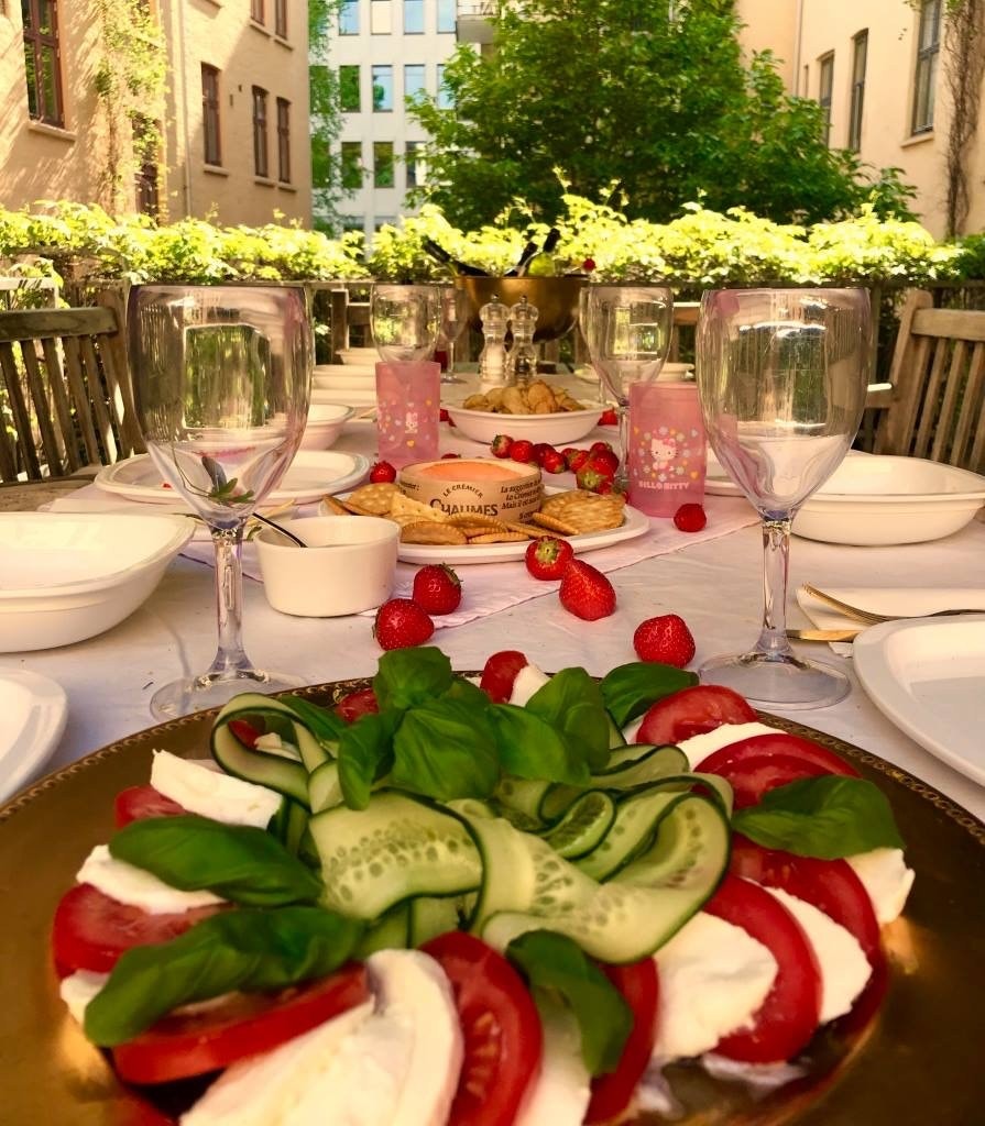 Lunch I bakgården
Lunch in the back yard Galleribilde