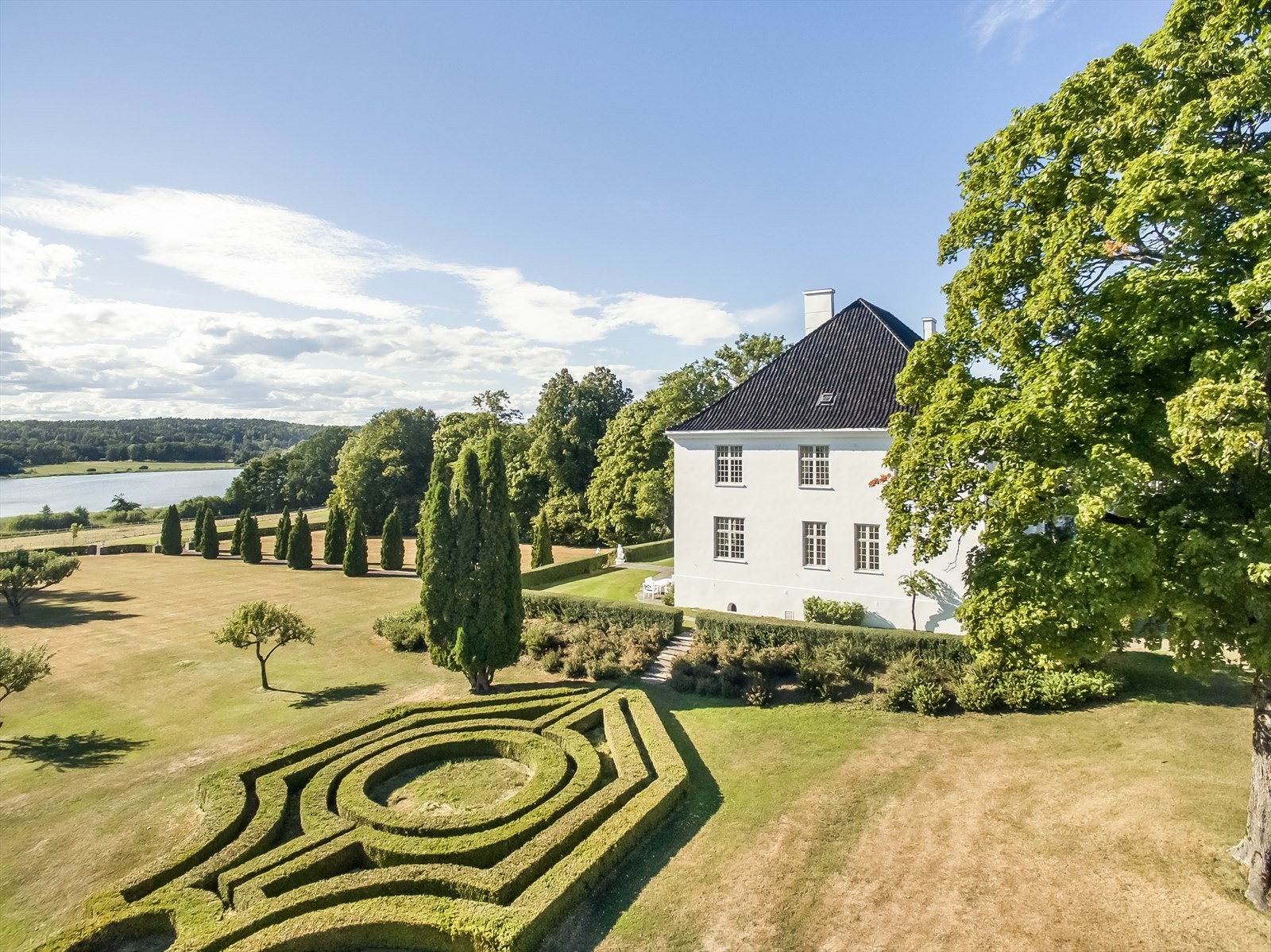 Flott arkitektonisk bebyggelse med god plassering i forhold til et større parkanlegg Galleribilde