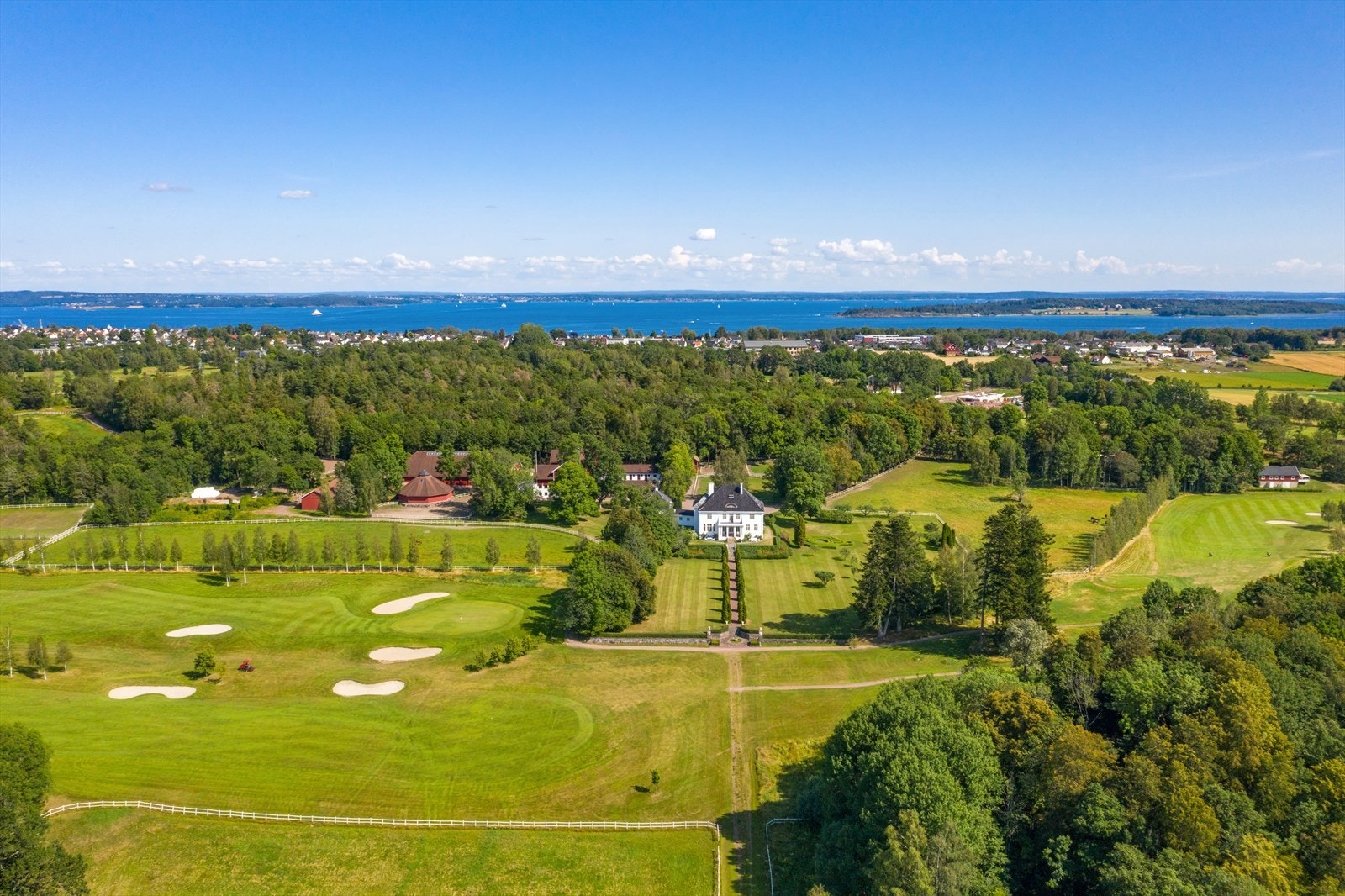 Fra hovedhuset kan man gå ned parkallén mot Borrevannet, deretter rett ut til golfanlegget Galleribilde