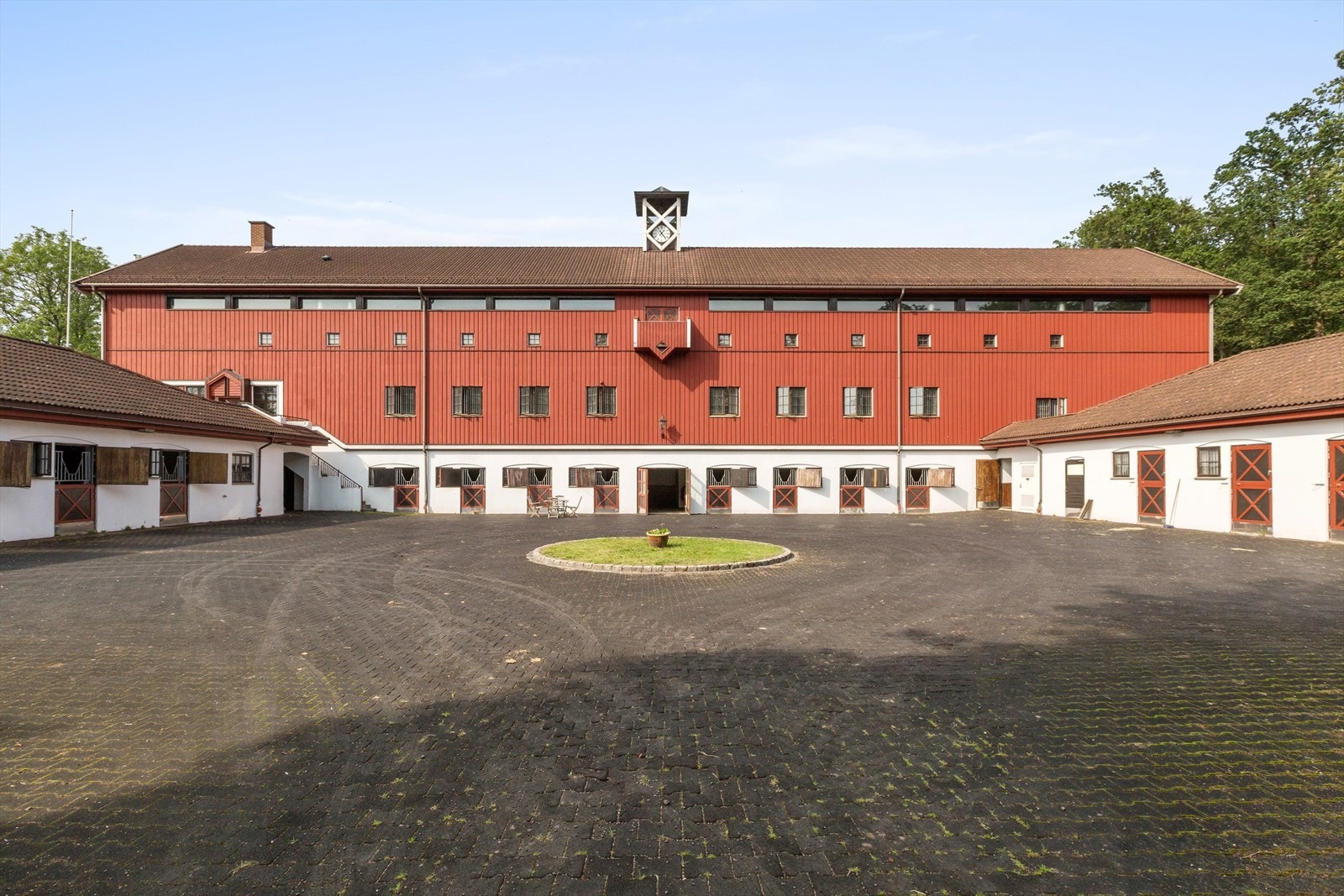 Bygningsmassen på hovedtunet er på over 5000 kvm. Integrert i dette er det blant annet opparbeidet et fullverdig og moderne stutteri med ridehall og kapasitet til ca. 50 hester Galleribilde