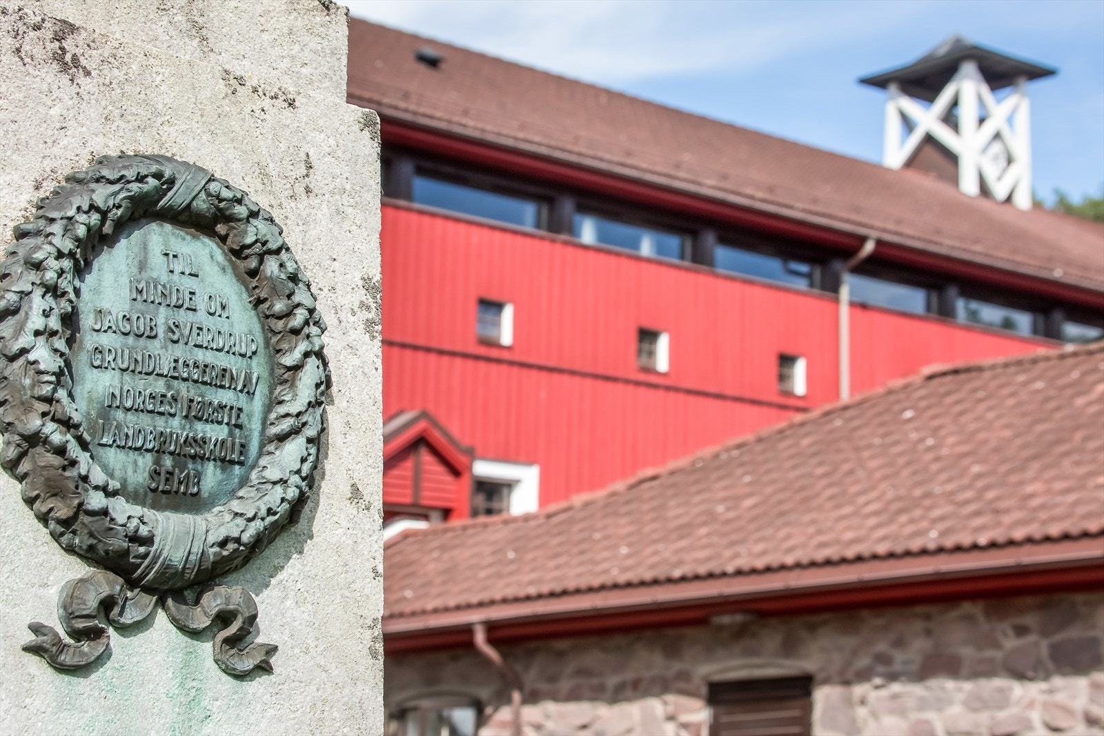 Semb Hovedgård var også Norges første landbruksskole. Jacob Sverdrup kjøpte eiendommen i 1825 og etablerte så landbruksskolen. Galleribilde
