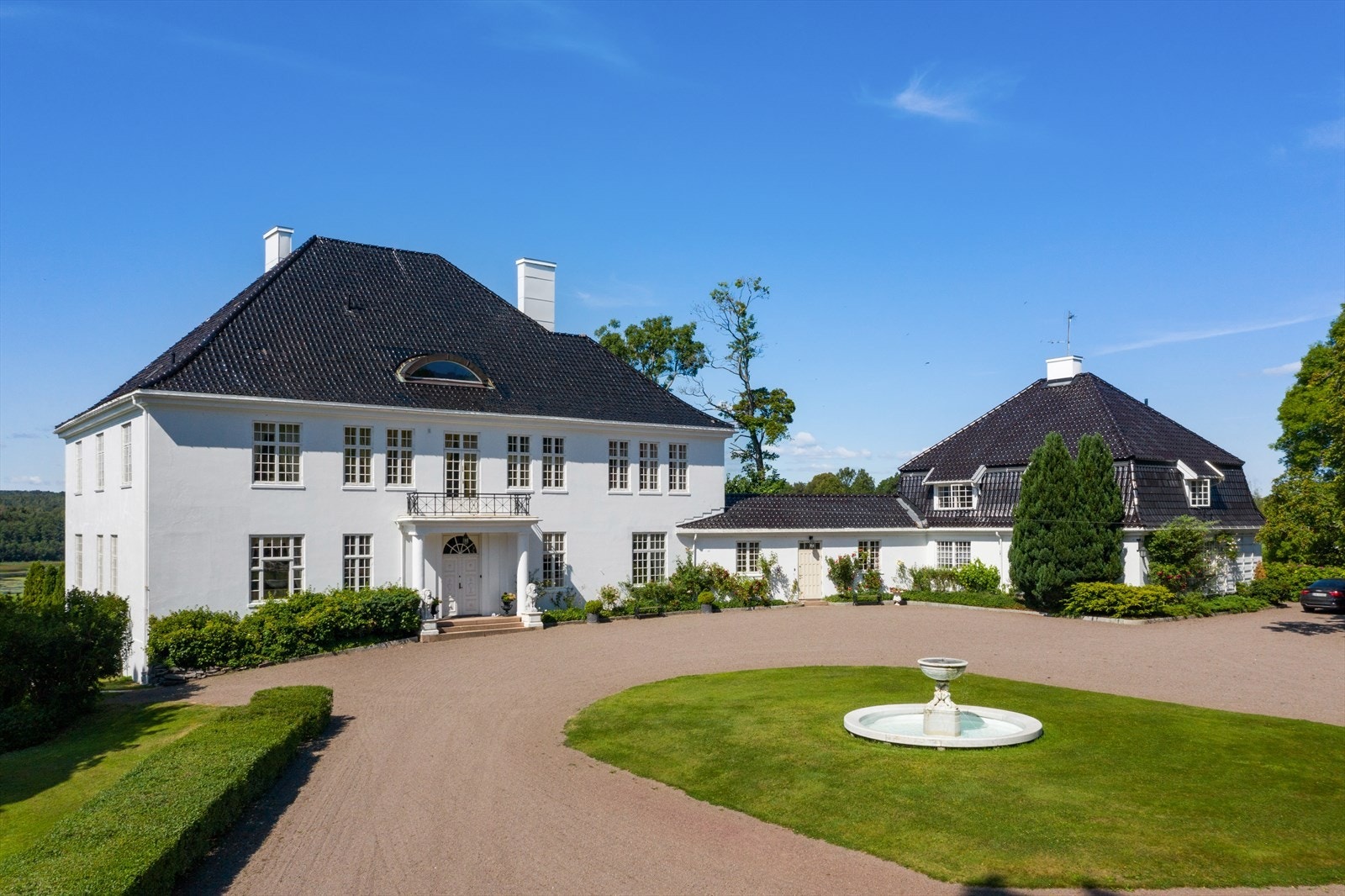 Elegant hovedhus med tilhørende parkanlegg. Hovedhuset har et bruttoareal på ca. 1.010 kvm. + sidefløyen. Arealer fordeler seg over 4 plan Galleribilde