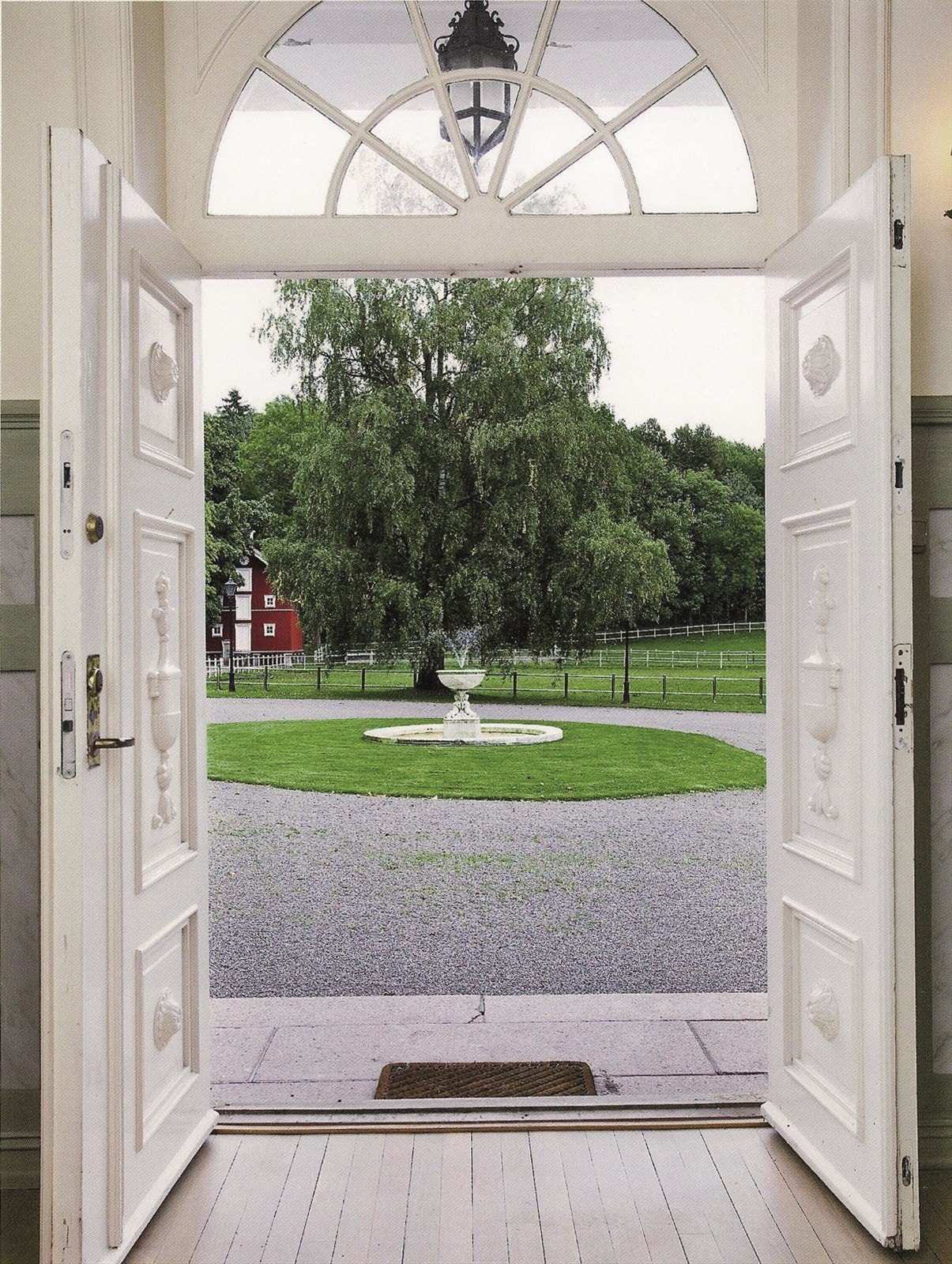 Når man entrer hovedinngangen ser man i en linje rett igjennom bygningen. Det har vært en helhetlig plan ved bygningen og etableringen av parkanlegget Galleribilde
