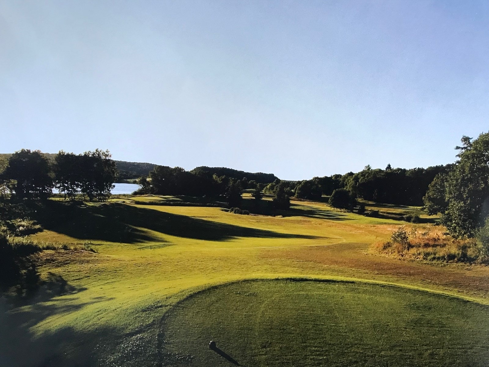 Golfanlegget ved Semb Hovedgård er storslått. Det er et av Norges vakreste og høyest rangerte 18- hulls golfanlegg.
I 2023 vil Borre golfbane arrangere EM i Seniorgolf Galleribilde