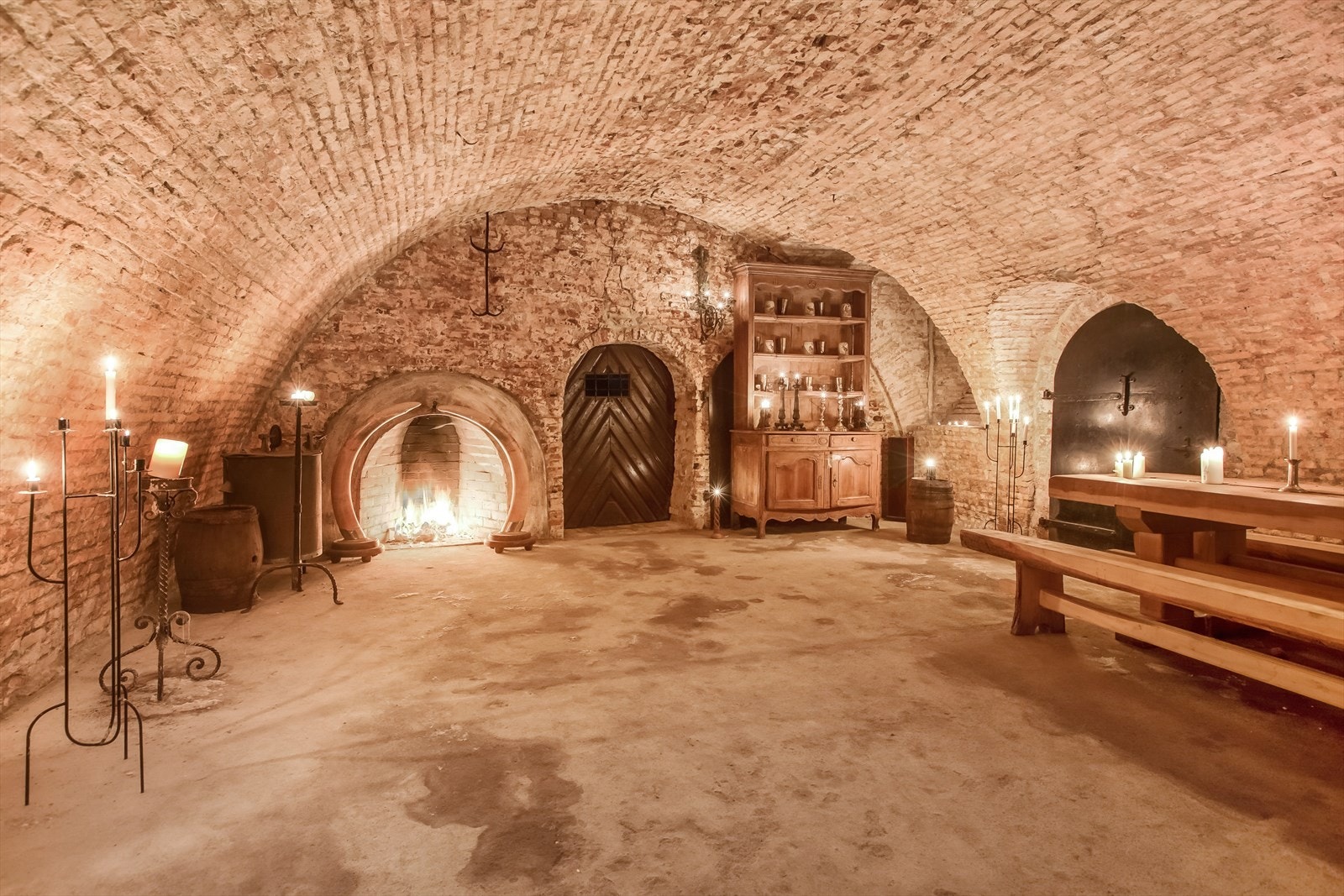 Kjelleretasjen inneholder noen virkelig spennende rom. Midtrommet med de romanske kjellerhvelvene og peis er enestående i seg selv. Kombinert med vinkjeller blir det en hyggeplass i spesielle omgivelser Galleribilde
