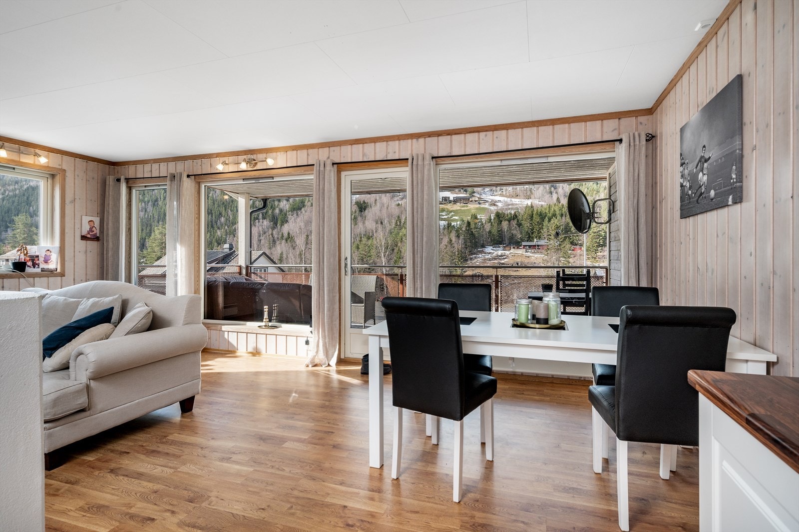 Stuen består av store vindusflater som gir rikelig med naturlig lys. I tillegg er det direkte adgang ut til en romslig og solrik terrasse med takoverbygg. Galleribilde