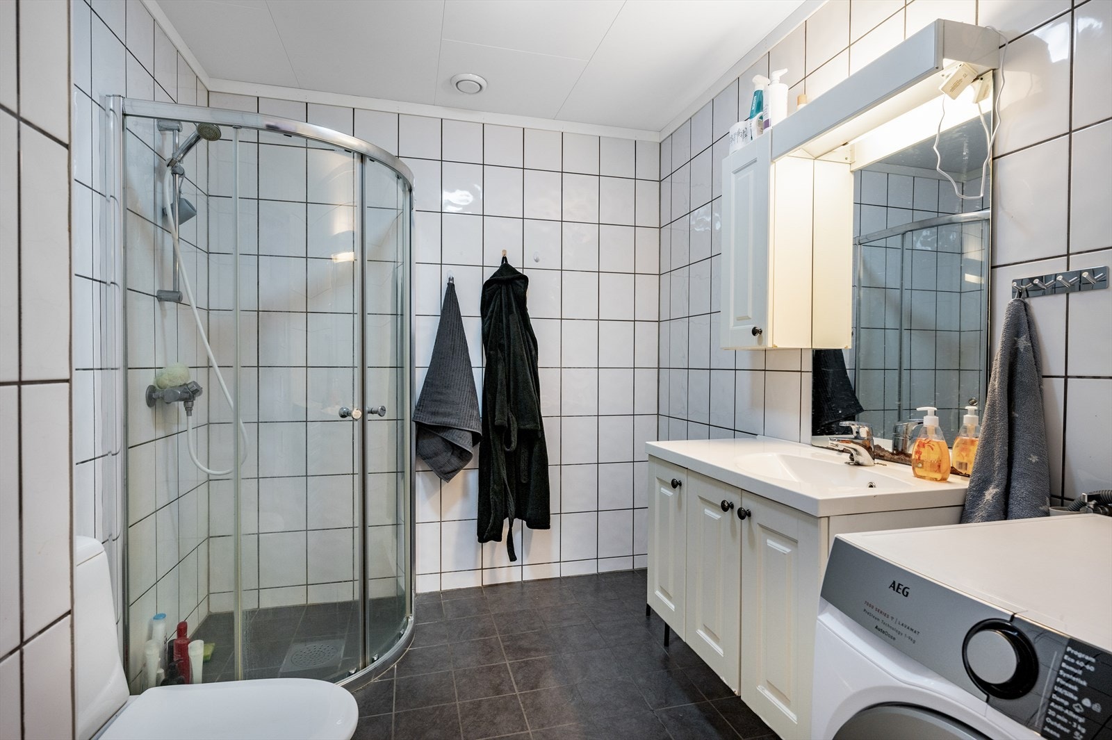 Romslig og innbydende bad som består av flislagt gulv med varmekabler. Galleribilde