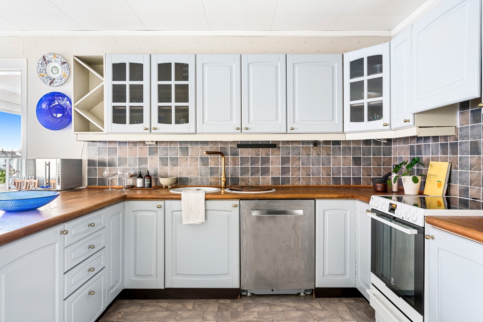 Videre er det en smart barløsning med rom for flere sitteplasser, perfekt til måltider og gode samtaler, men også for lekselesing mens middagen tilberedes. Galleribilde