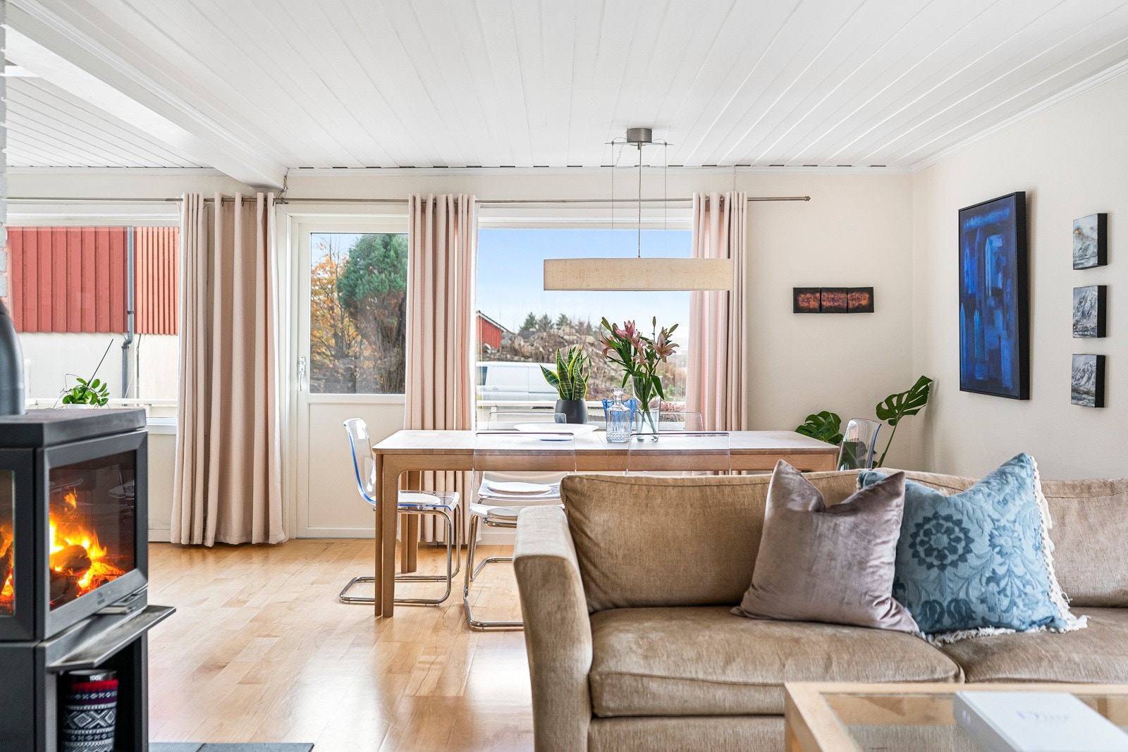 Lune kvelder sikres av en peisovn fra 2017. Galleribilde